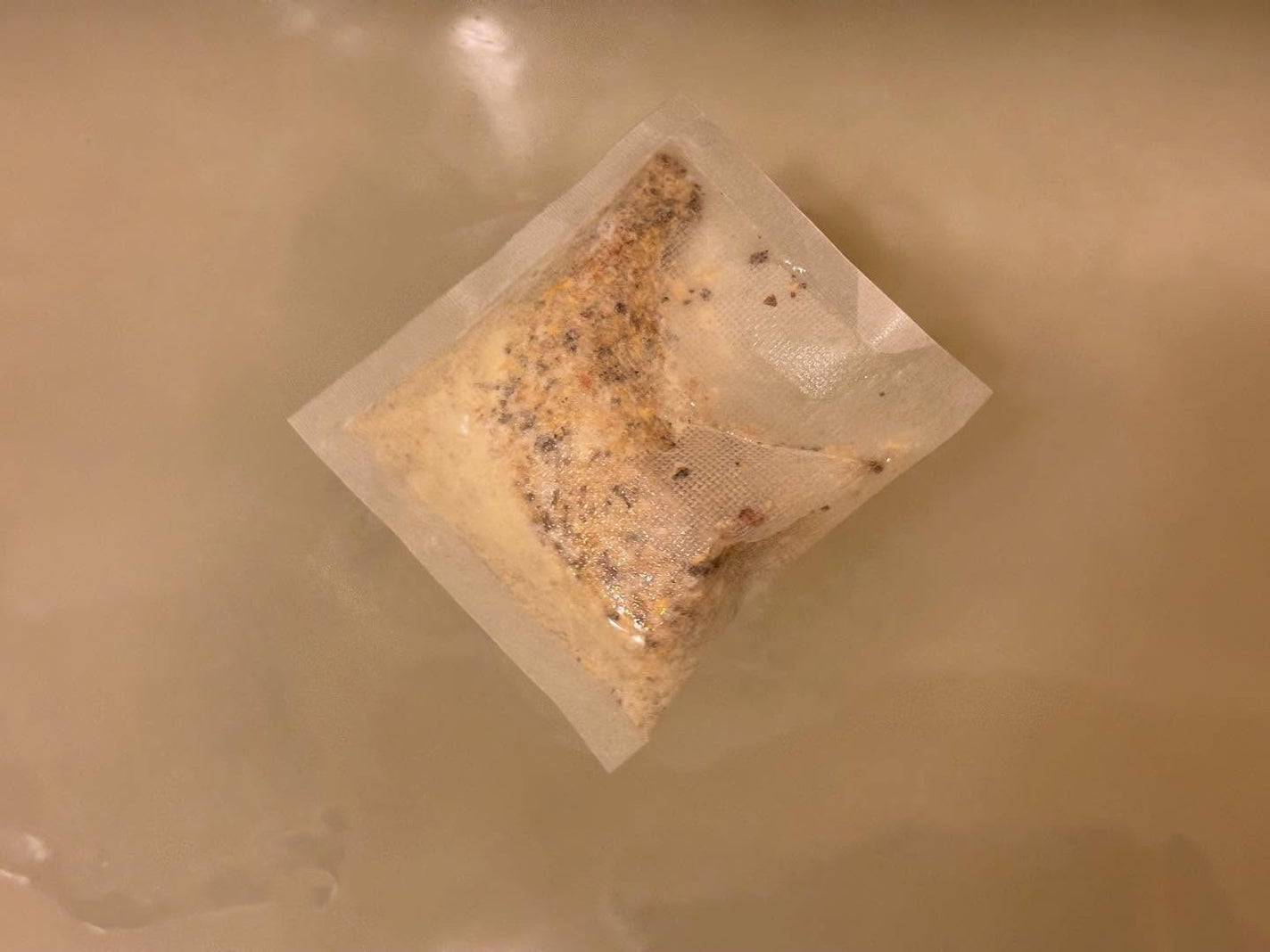 miyukihappy on LIPS 「体ぽかぽか✨お肌スベスベ💕生薬配合の入浴剤🛀白色湯🤍白檀の香り..」(3枚目)