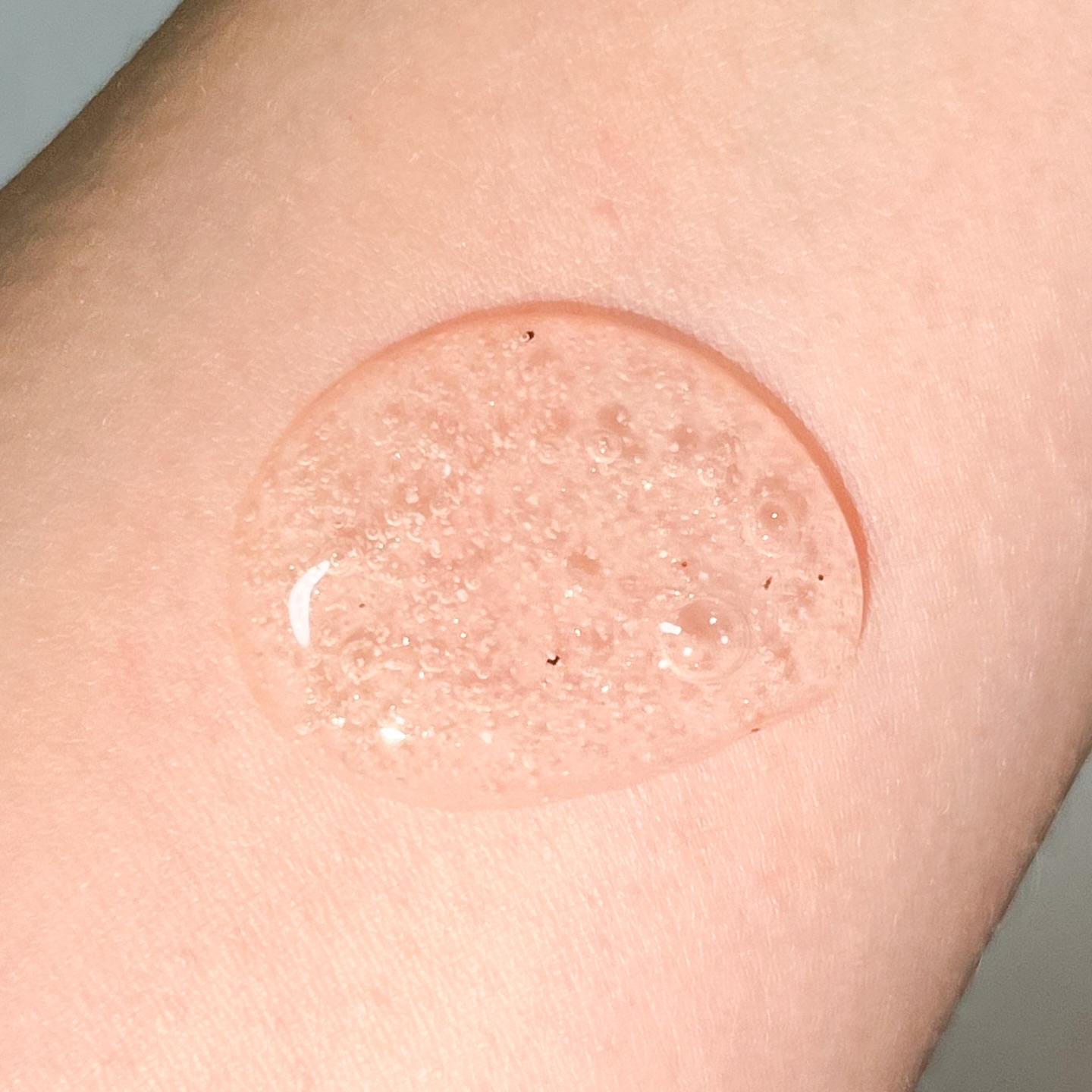 スクラブボディウォッシュ フラワーマーケット ホワイトチューリップ/LUV SCENT/ボディスクラブを使ったクチコミ（2枚目）