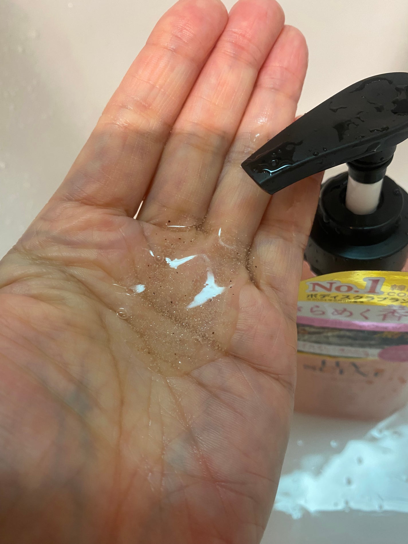 スクラブボディウォッシュ フラワーマーケット ホワイトチューリップ/LUV SCENT/ボディスクラブを使ったクチコミ(4枚目)