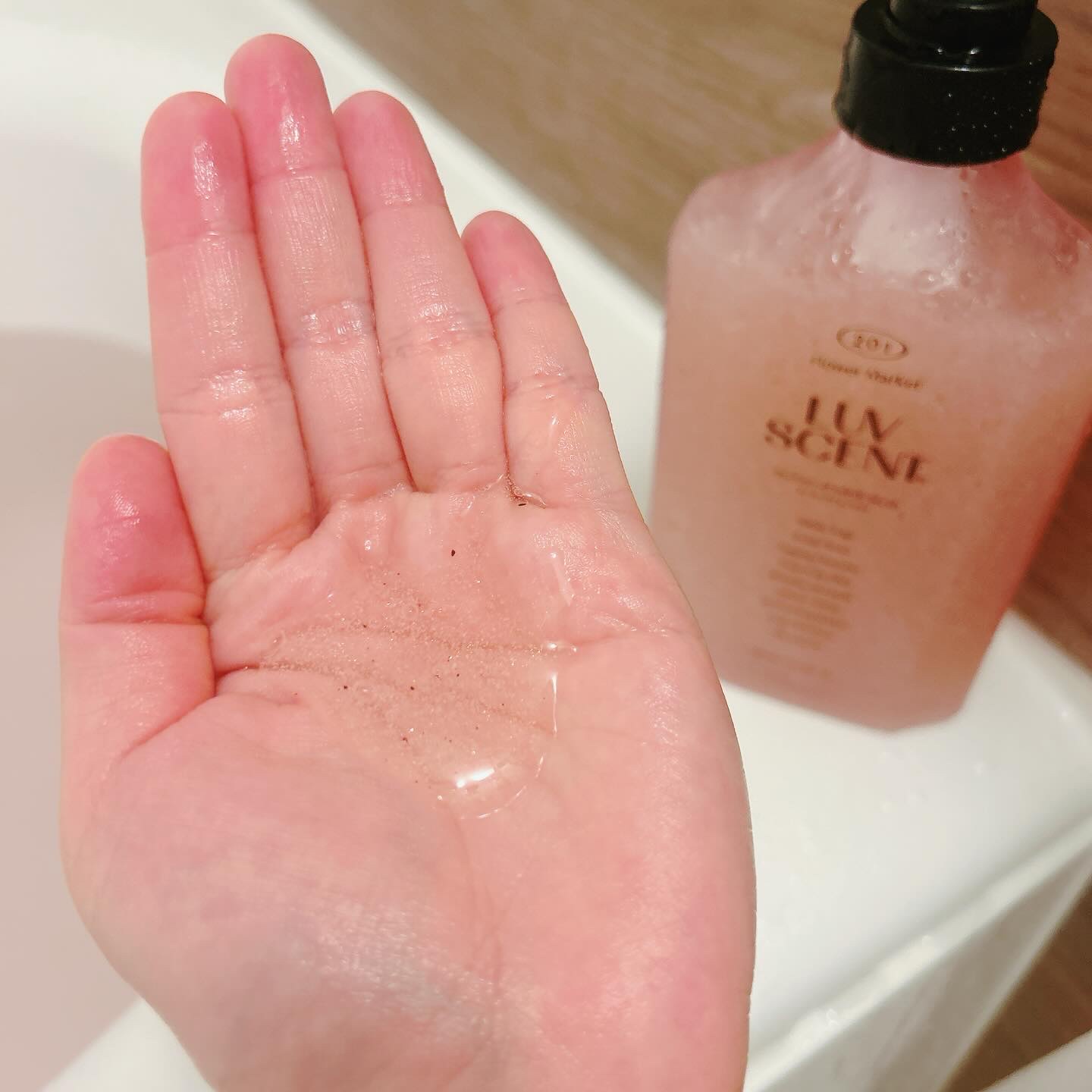 スクラブボディウォッシュ フラワーマーケット ホワイトチューリップ/LUV SCENT/ボディスクラブを使ったクチコミ（3枚目）