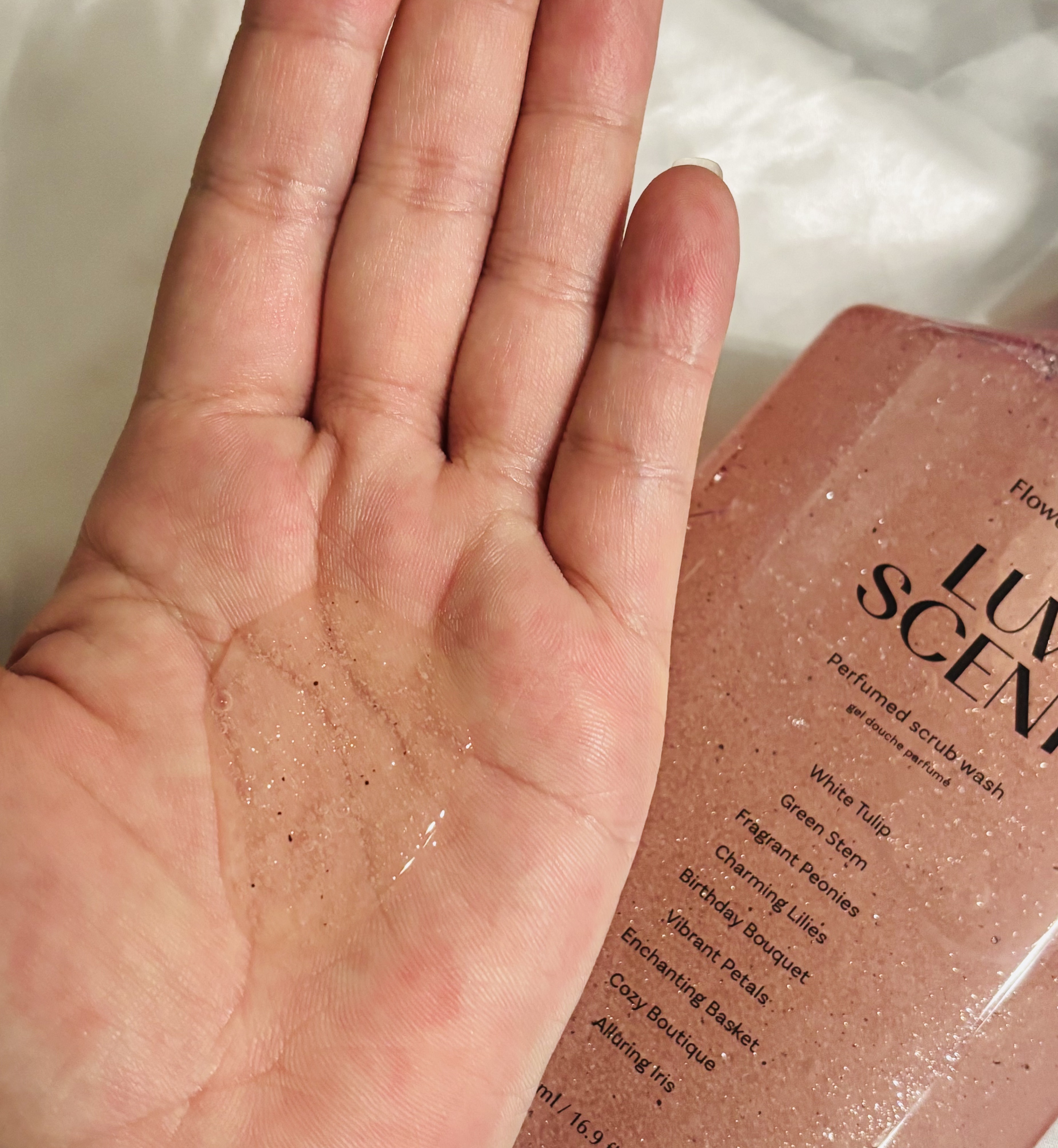 スクラブボディウォッシュ フラワーマーケット ホワイトチューリップ/LUV SCENT/ボディスクラブを使ったクチコミ（2枚目）