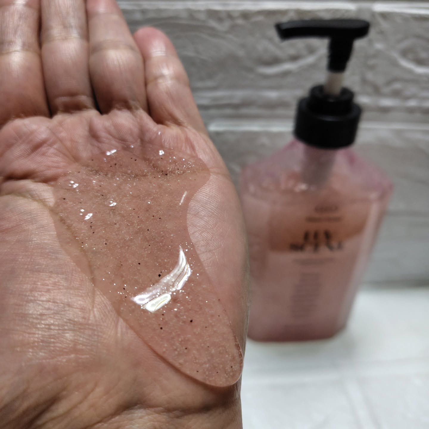 スクラブボディウォッシュ フラワーマーケット ホワイトチューリップ/LUV SCENT/ボディスクラブを使ったクチコミ（2枚目）