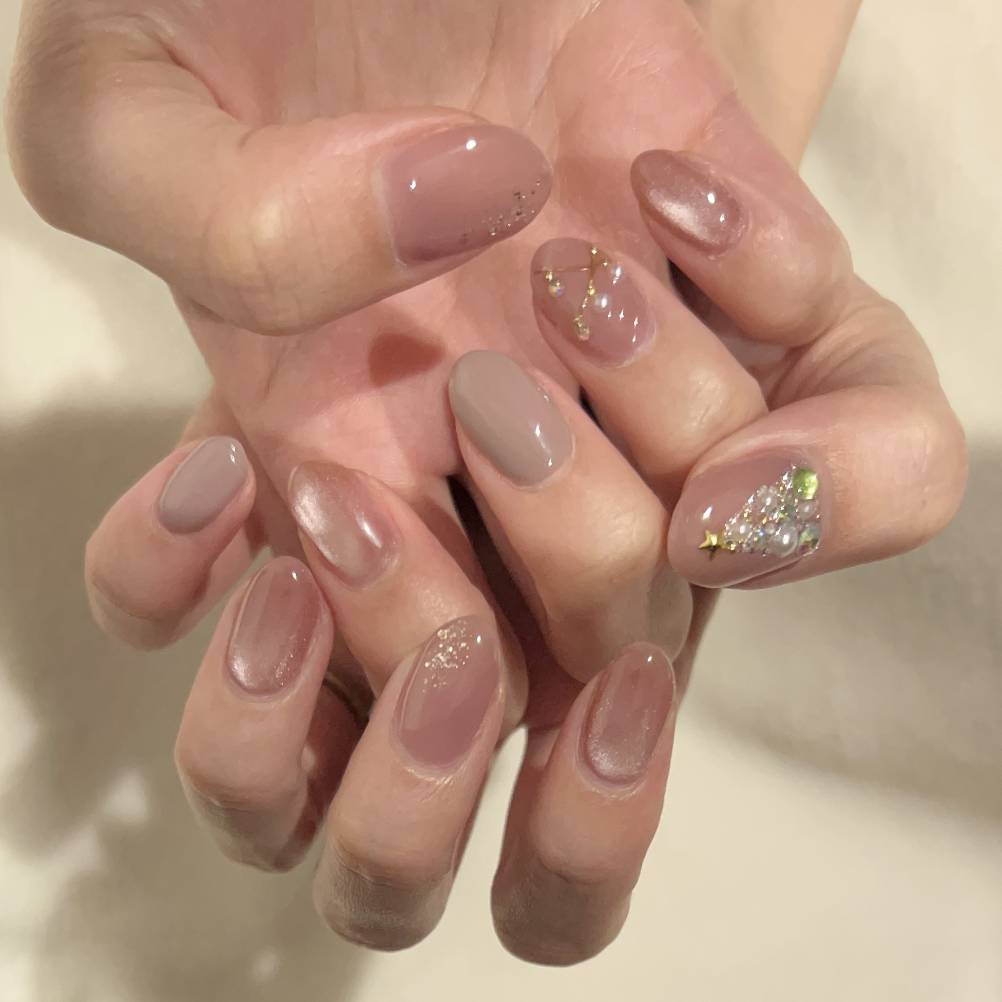 クリスマスネイル🎄💗

ちゅるんちゅるんのピンクマグネットに
キラキラのクリスマスツリーとストーン
肌馴染みも良くてお気に入りです💅