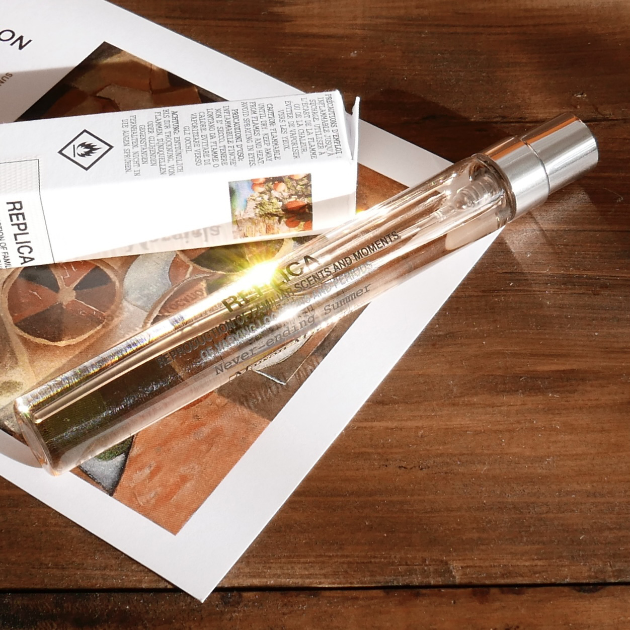 終わらない夏の香水

Maison Margiela Fragrances
レプリカ オードトワレ 
ネバーエンディング サマー


今年のお気に入り香水はこれでした。
オレンジのお酒のような香りで、大人っぽく使えるシトラス系。
オレンジの