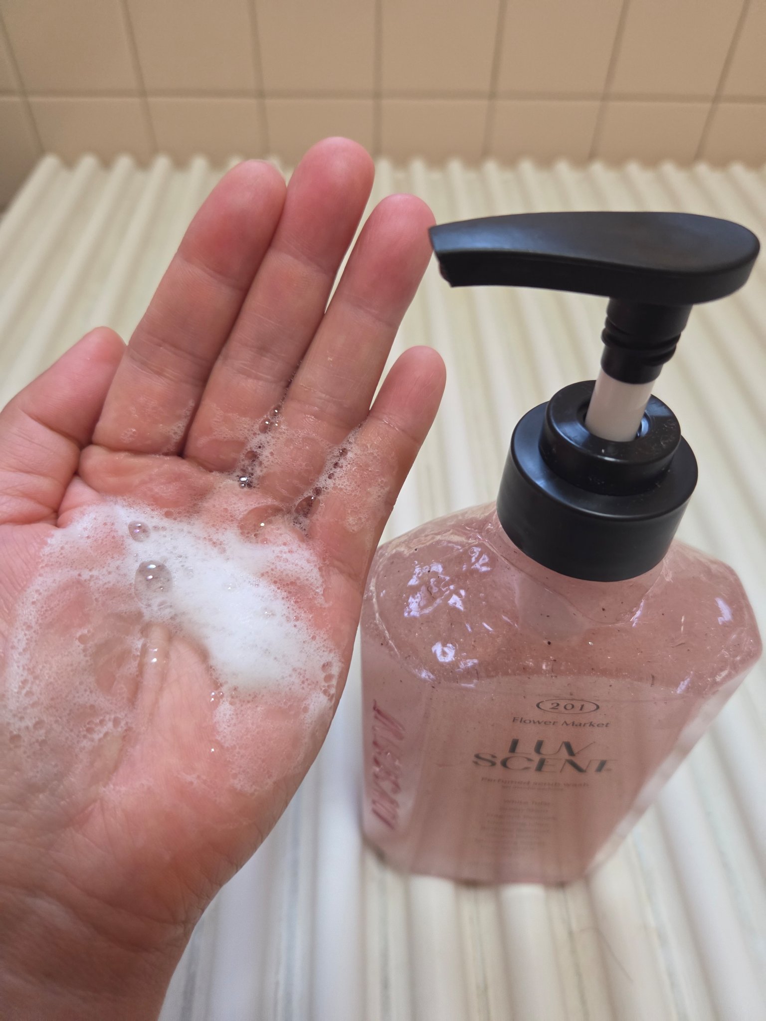 スクラブボディウォッシュ フラワーマーケット ホワイトチューリップ/LUV SCENT/ボディスクラブを使ったクチコミ（3枚目）