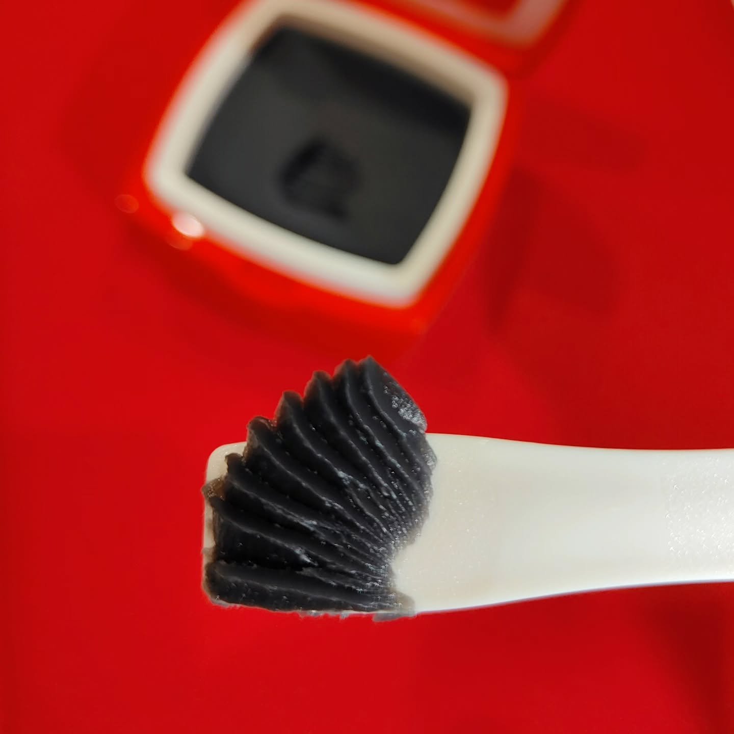 ❮ AHRES(アーレス) 　Raw Melt Cleansing Balm Kuro（ローメルト クレンジングバーム クロ） ❯

容器がカッコいい♥

肌に乗せるとじんわりとろける、新感覚“生”クレンジングバーム。

使用後のツッパリ感