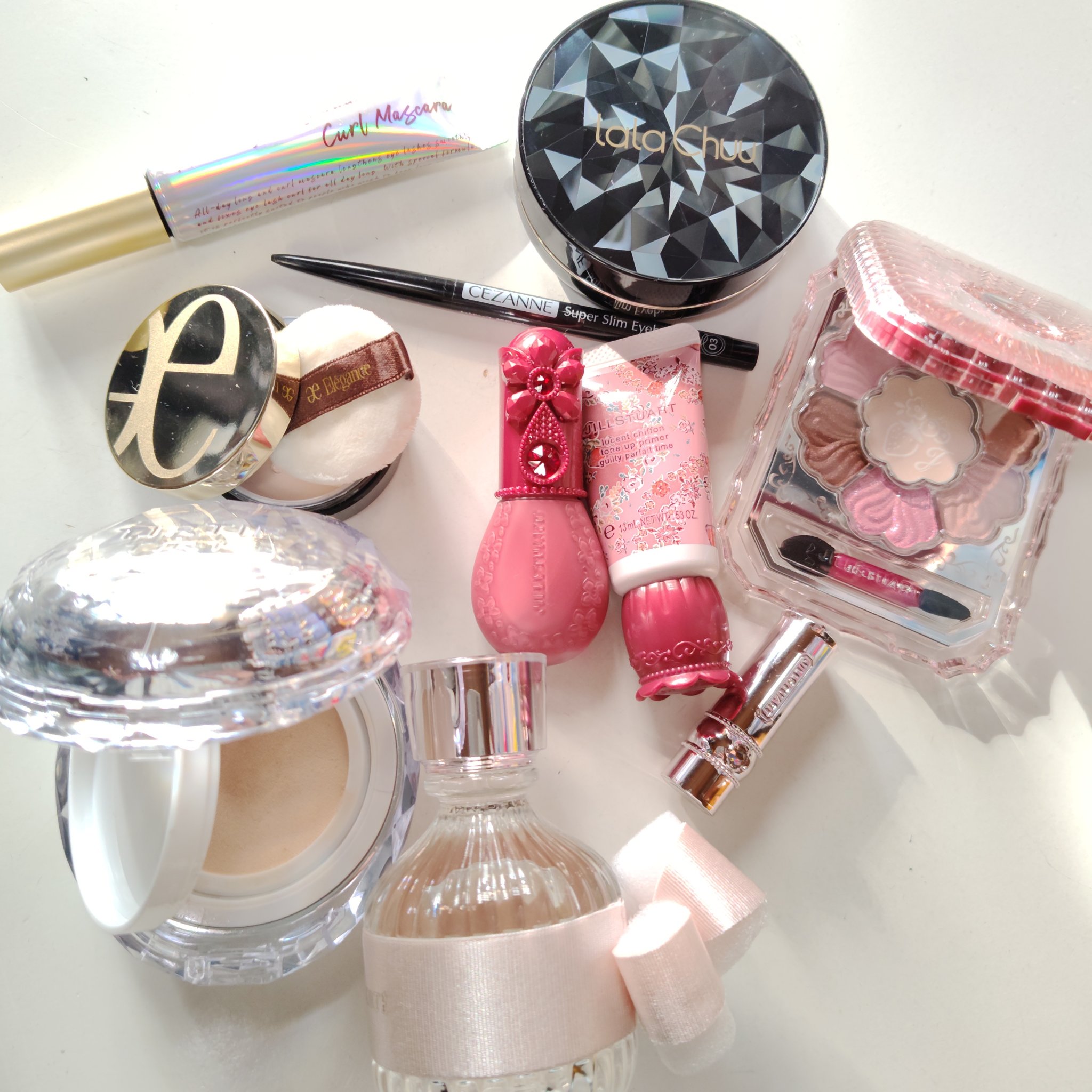 本日のコスメ
🎄✨️🎄✨️🎄✨️🎄✨️🎄✨️
♡　＃ジルスチュアート 　
＃ギルティパフェタイムコレクション　2024

アイシャドウ
リップ＆チーク　　　
チークが可愛い　乾燥感じなくて お気に入り　

✼••┈┈••✼••┈┈