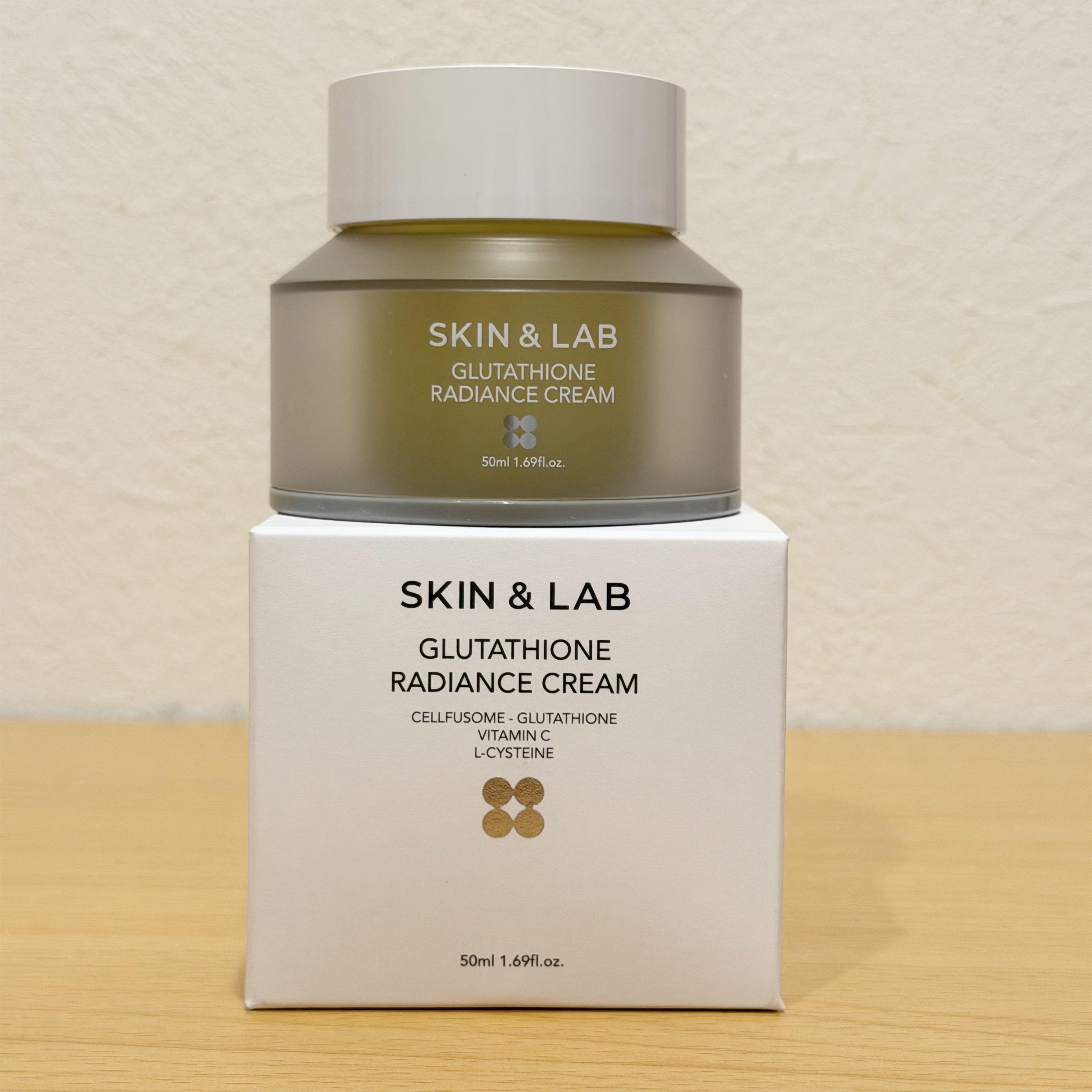 ┈┈┈┈┈┈┈┈┈┈

SKIN&LAB

グルタチオンラディアンスクリーム

┈┈┈┈┈┈┈┈┈┈

みずみずしいなめらかなテクスチャーで伸び・肌なじみが良くベタつき感のない軽めのつけ心地！


*使用感などのコメントはすべて個人の感想で