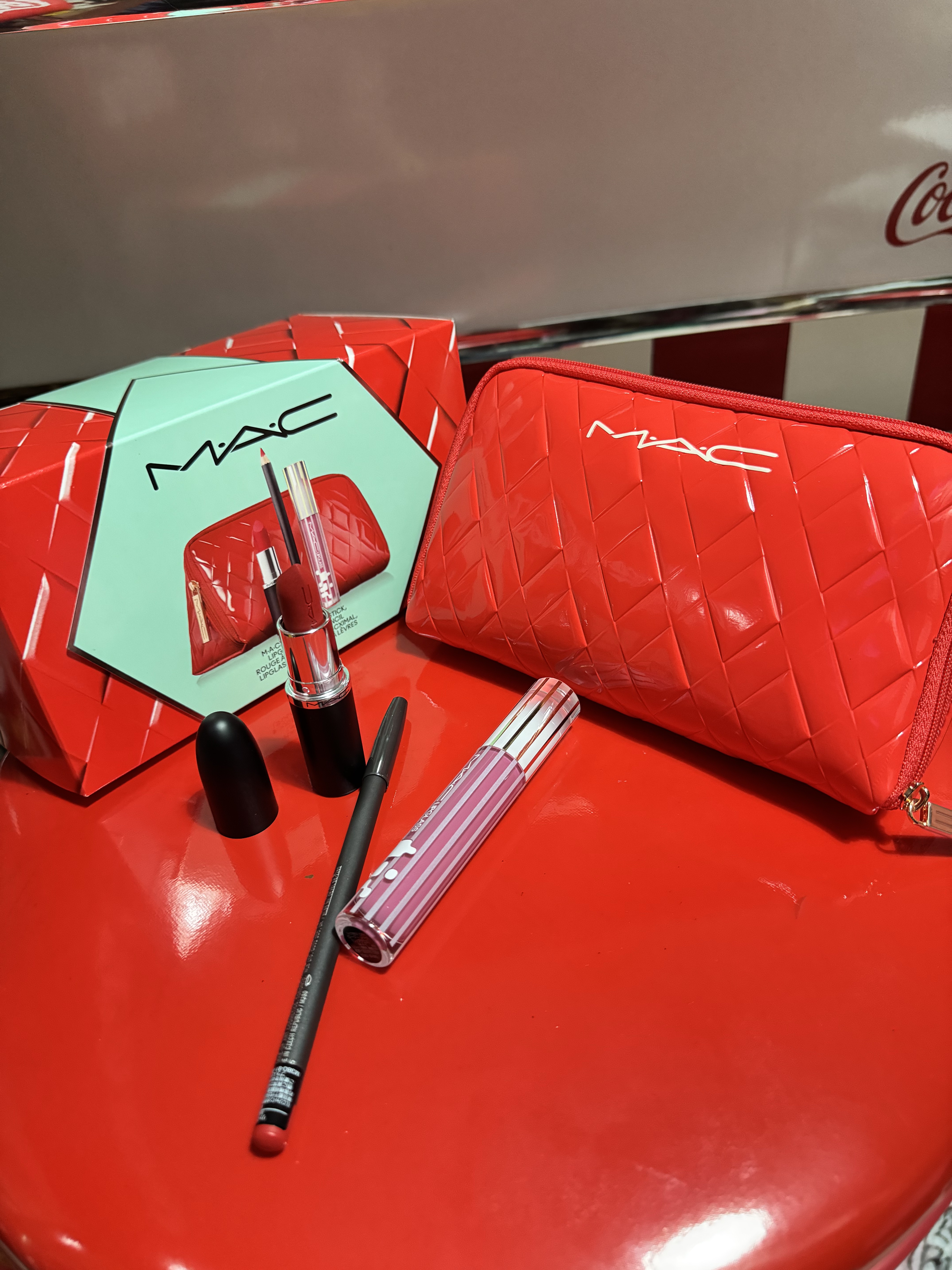 リップペンシルを使ってみたくてクリスマスコフレのリップコンボを購入してみました💄

思っていたよりも明るめな赤でしたが肌馴染みが良くて使いやすかったです！
そしてリップペンシルはスルスル描けて、リップコンボなだけあってリップと合わせた時に