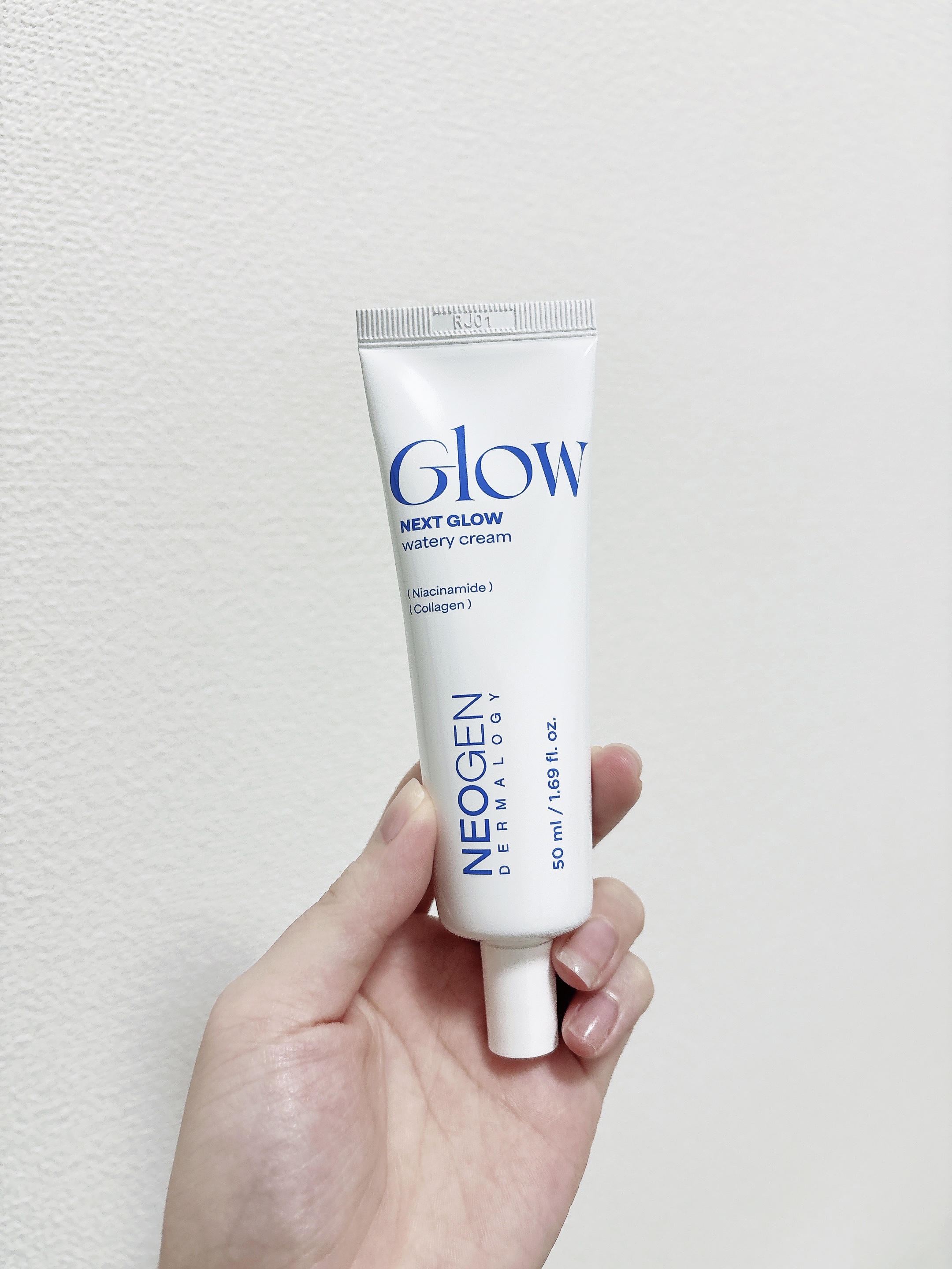 正直レビュー

NEOGEN
ネクストグロウ ウォータリークリーム

セラムよりもさらっとした印象。
クリームというより、かなり乳液寄り。
細身の容器で量が調整しやすい。

セラム同様、保湿力は物足りない。朝だけ使うならよし。
無香料。

