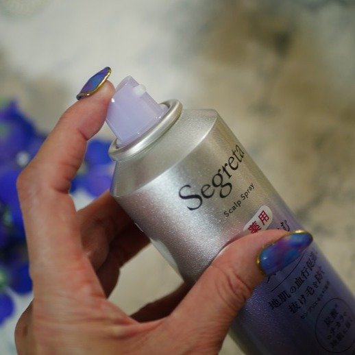 元から太くしなやかな髪を育む
「セグレタ　薬用　髪を育むスプレー（育毛スプレー）（販売名：セグレタ育毛スプレーa）」

パッケージデザインがリニューアル！

歳と共に、髪の成長サイクルが乱れがちになるそうなのですが、この成長サイクルを整え、