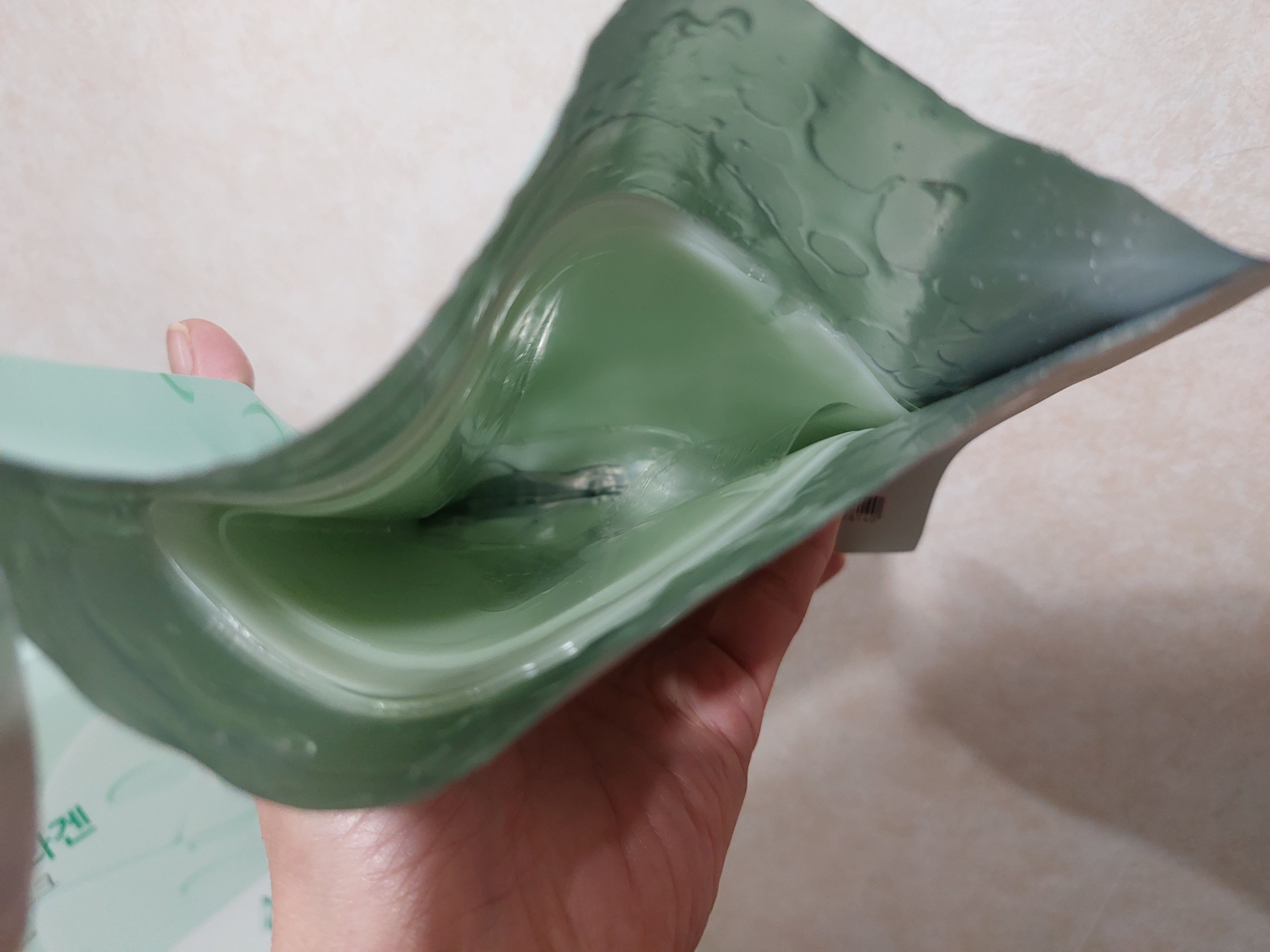 DEWYTREE ACディープコラーゲンゲルマスクのクチコミ「DEWYTREE 
ACディープポアコラーゲンゲルマスク

毛穴ケア成分とコラーゲンをたっぷり.....」（2枚目）