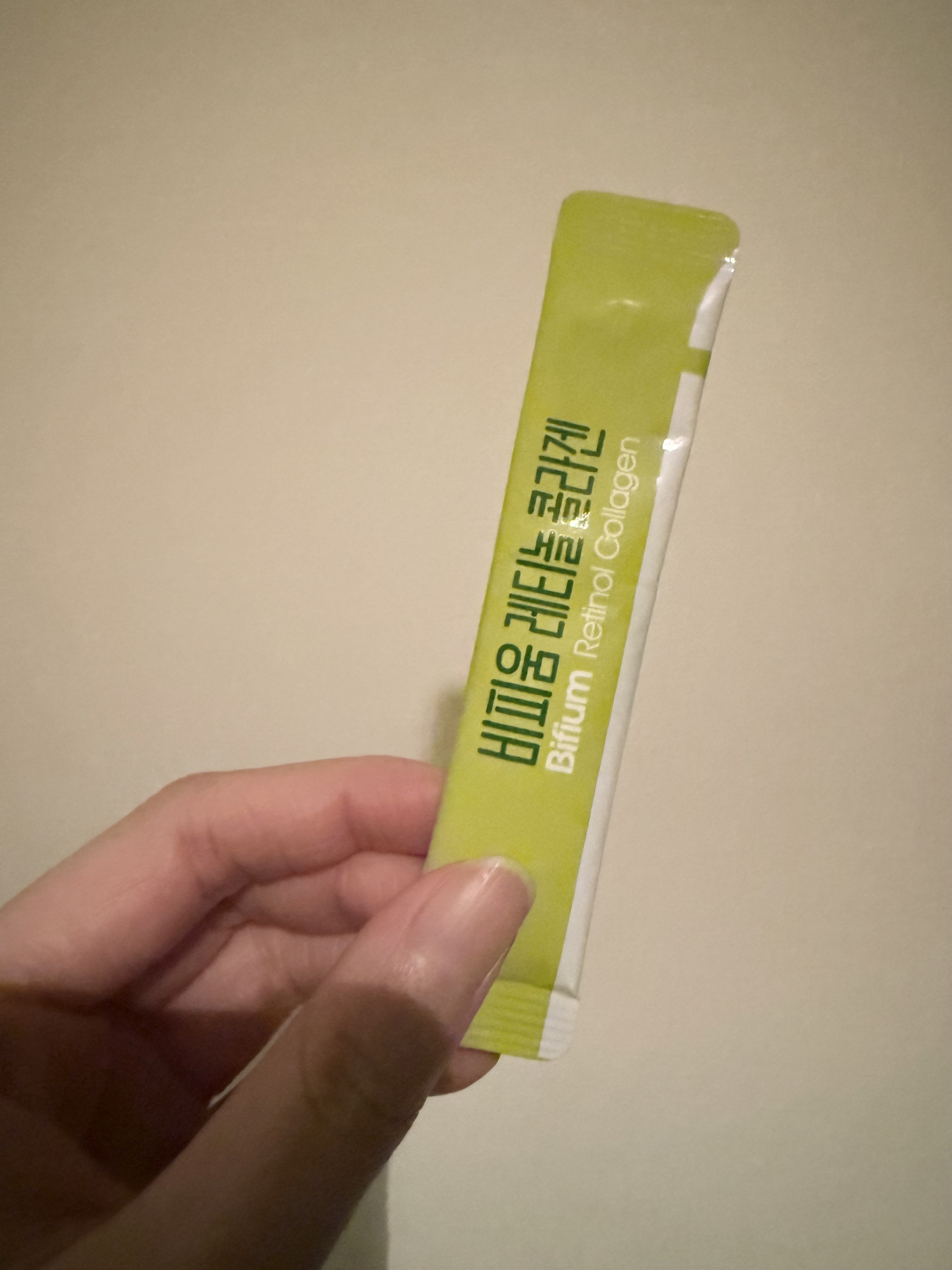 韓国レチノールコラーゲンサプリ
青みかん味
 
青みかんをあまり食べたことがないですが、すごく青みかんでした！
 
こういう味が好きな方もいると思います
 
睡眠の質が上がって、よく寝られて、起き上がりやすくなったと思いました

そのまま