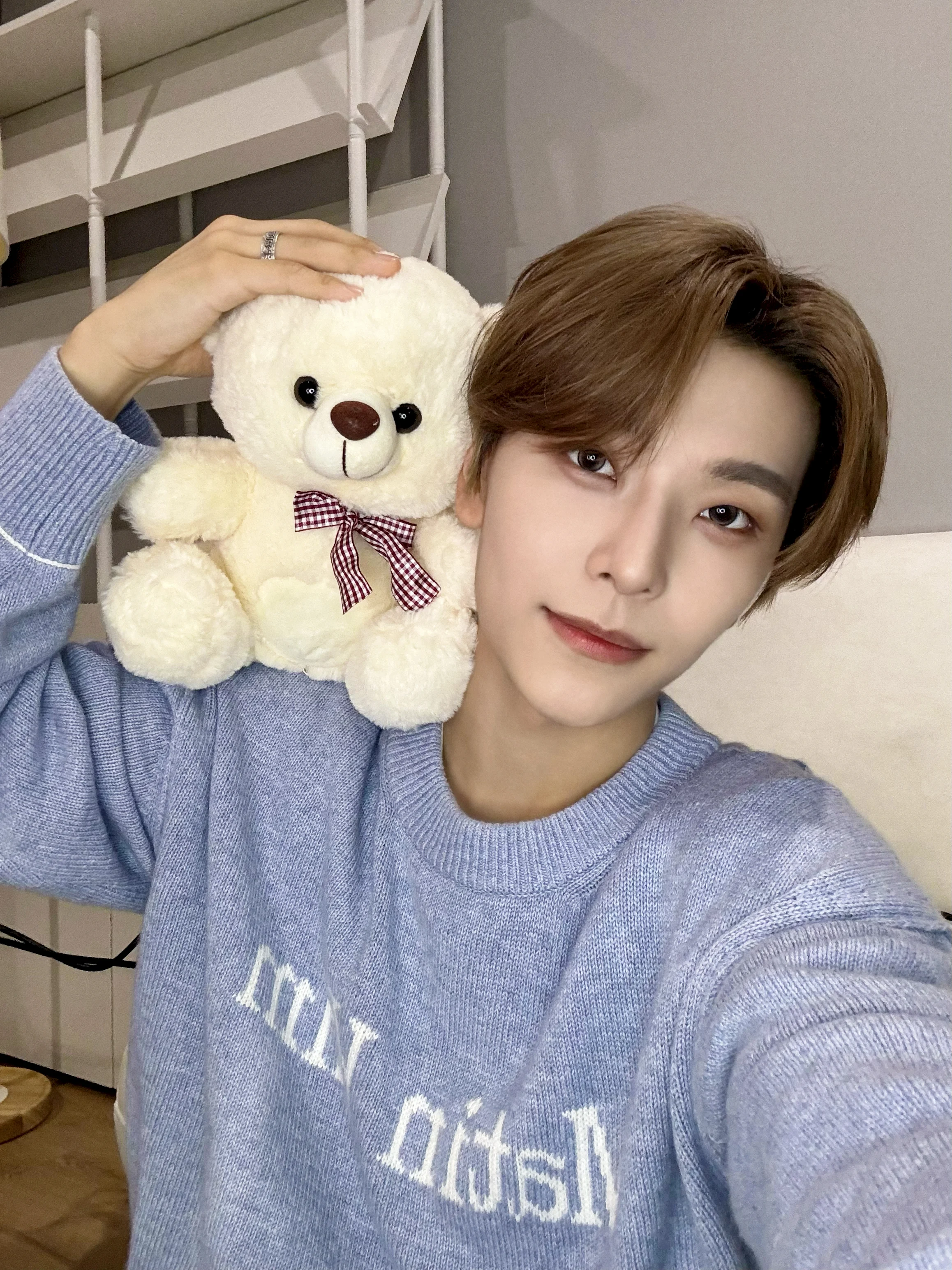 yo！안녕하세요 알파드라이브원 씬롱입니다 
여러분! 프로필 사진 어땠어요? 여러분의 최애 어떤 거예요?😬 
사실 사진 나오기 전에 넘 떨렸어요 잘 나올 수 있는지 궁금해서 핸드폰 계속 지켜보고 있었어요🫣 
최종 