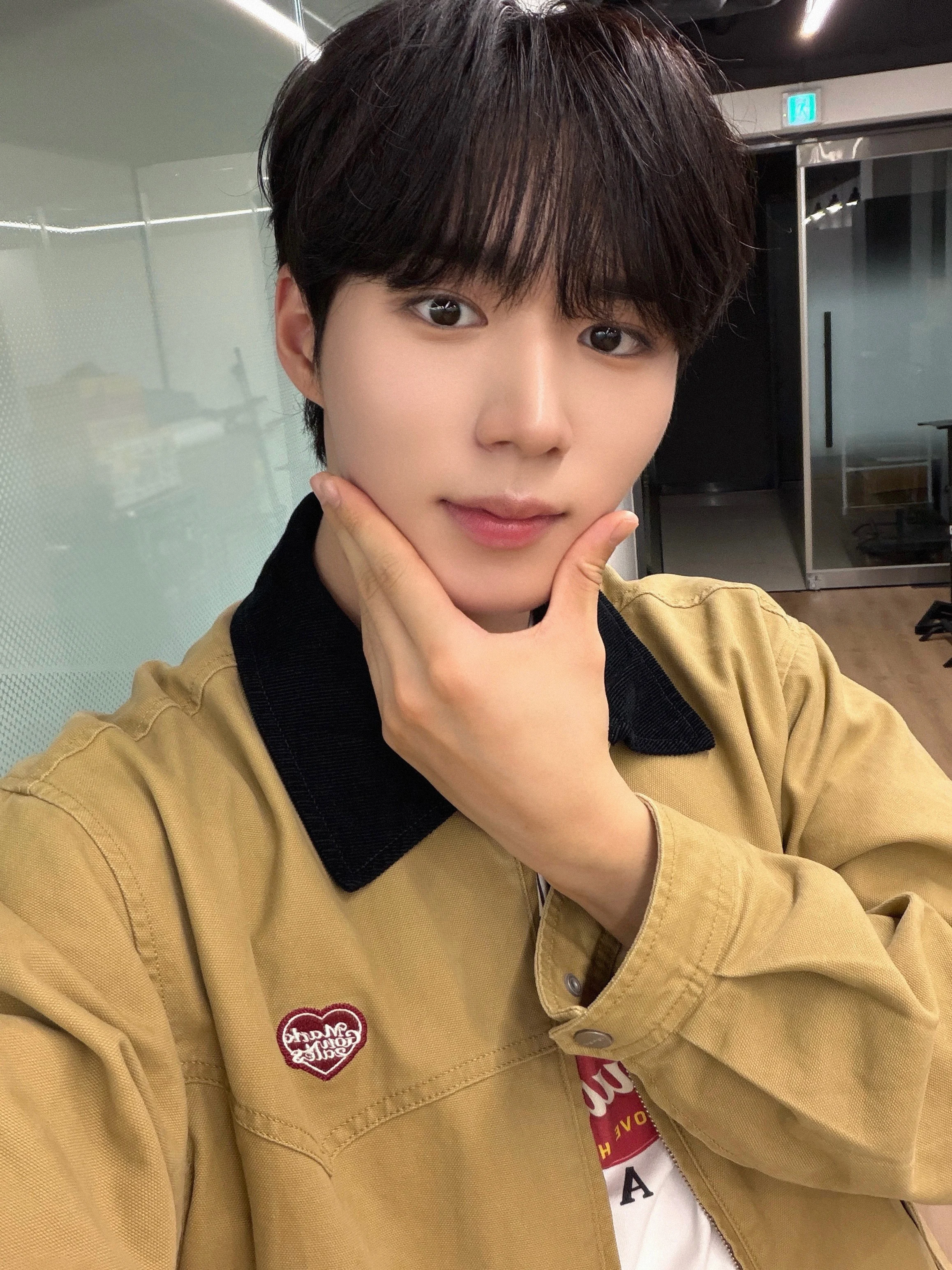 여러분 안녕하세요 어제 라이브 재밌으셨나요?? 
늦은 시간에도 함께 해주셔서 정말 감사해요😍💋 
그리고 프로필 사진들 전부 잘 나온 것 같아서 너무 행복해요! 
프로필 공개되자마자 바로 팬분들이랑 얘기도 많이 할