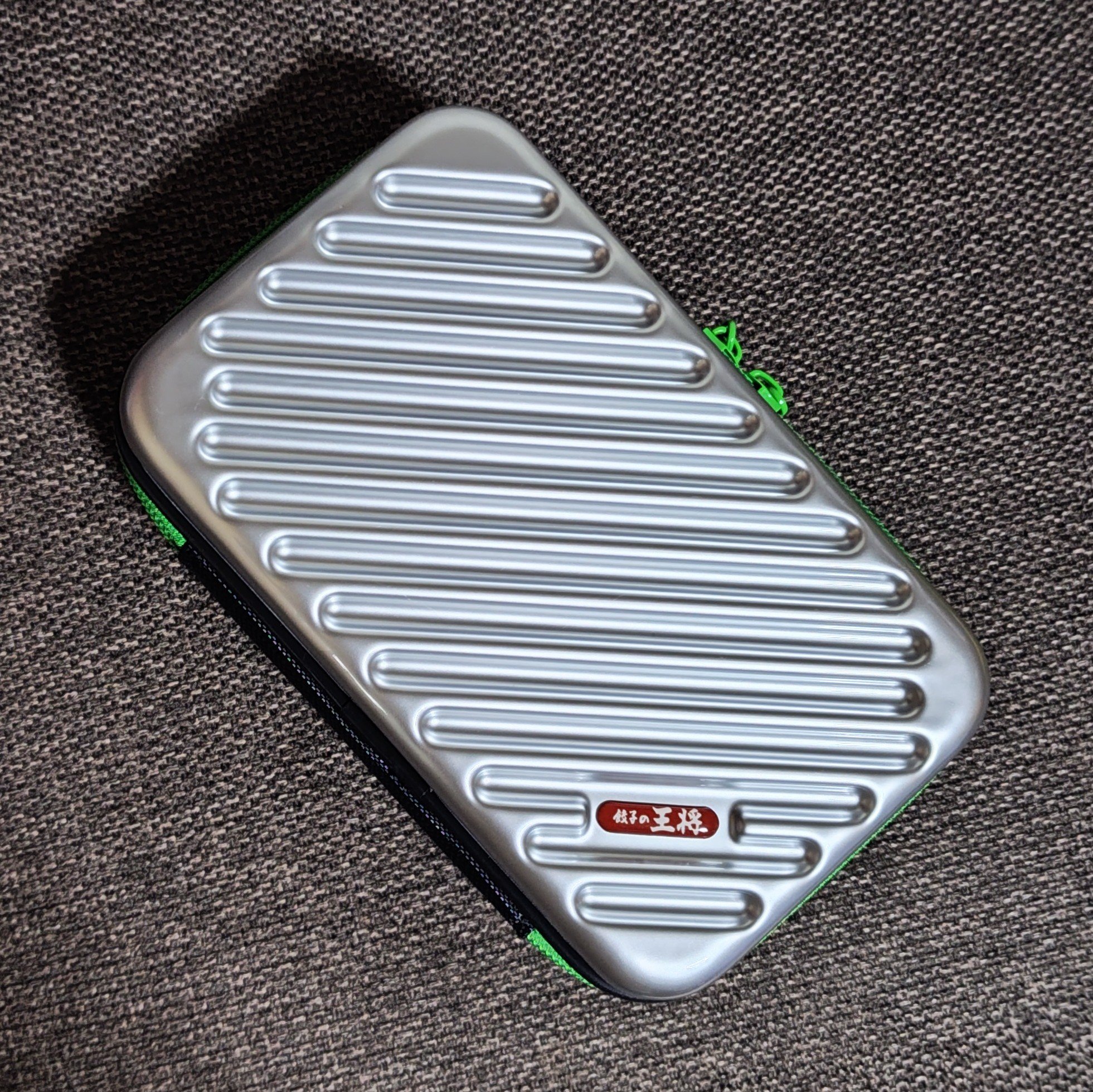 餃子の王将
『2026年版 ぎょうざ倶楽部 お客様感謝キャンペーン』
にて、オットが交換してきた〈ハードポーチ〉です👝

ハードタイプでダブルファスナー仕様
中には両面にメッシュポケットが２つあります
餃子のイラストも可愛い♡

コスメポ