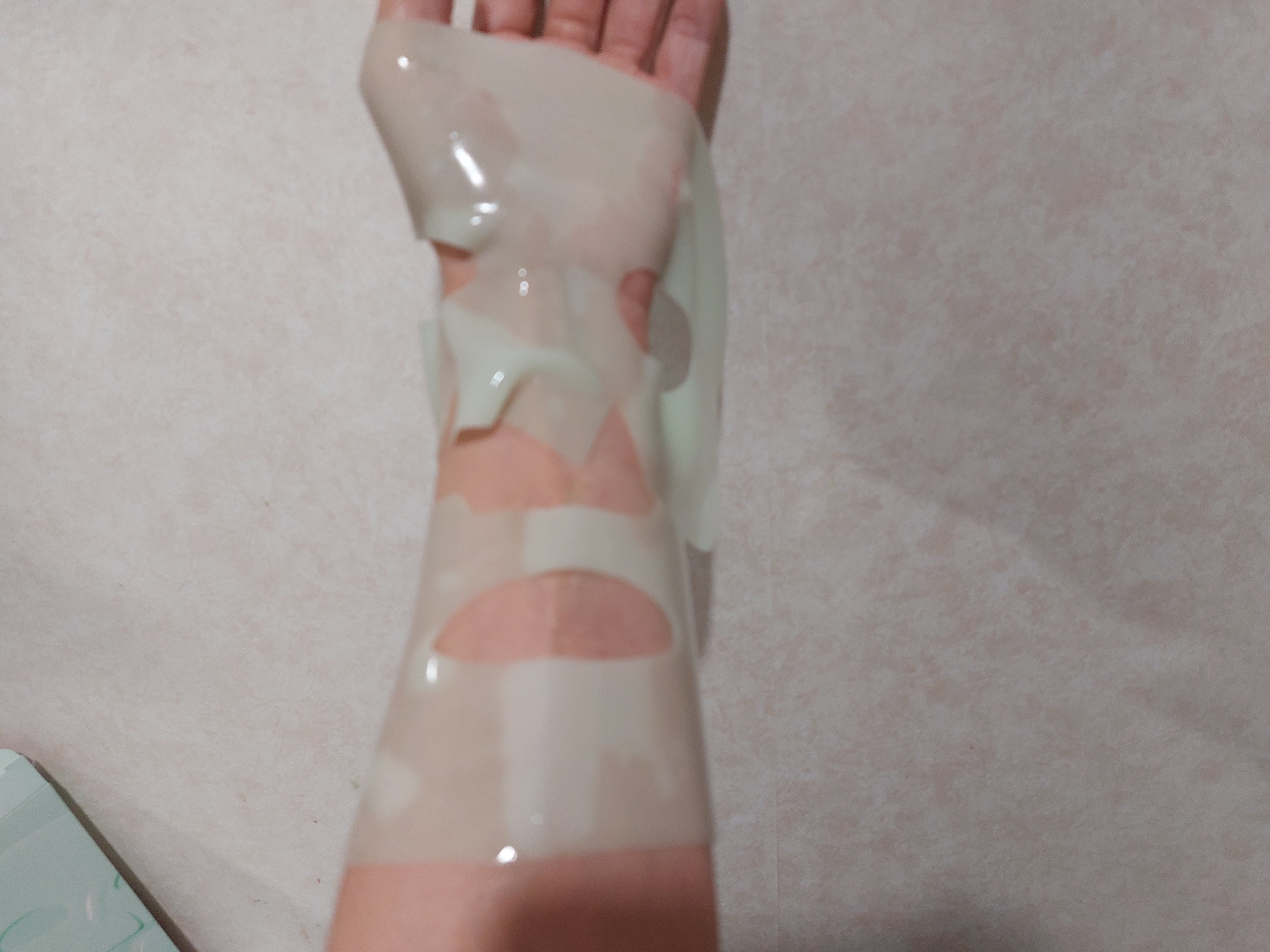 DEWYTREE ACディープコラーゲンゲルマスクのクチコミ「DEWYTREE 
ACディープポアコラーゲンゲルマスク

毛穴ケア成分とコラーゲンをたっぷり.....」（3枚目）