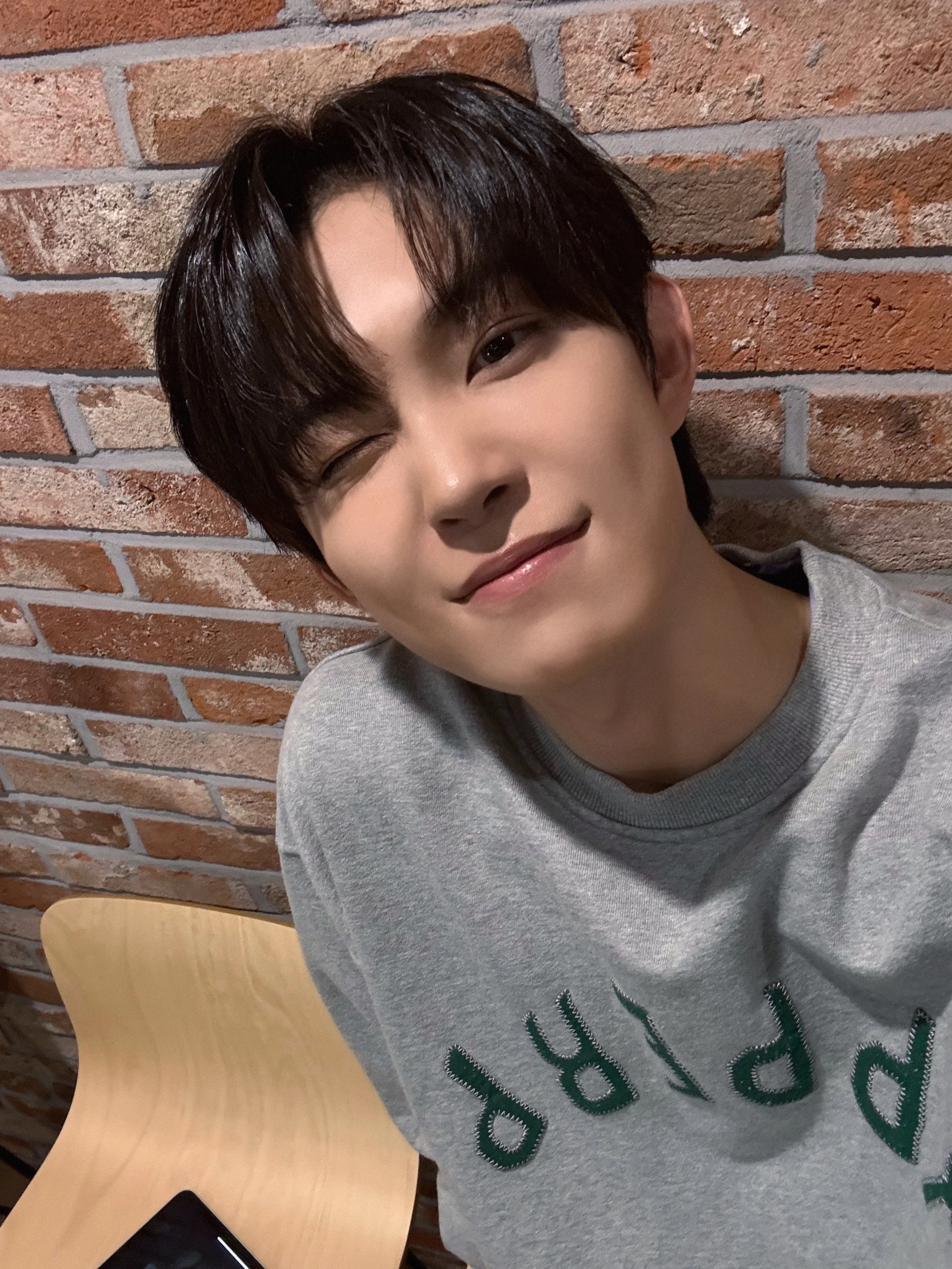 안녕하세요 건우입니다! 연휴 건강하게 잘 보내셨나요? 
어제 저희의 첫 프로필 사진이 공개되었는데요, 여러분 마음에 드셨으면 좋겠어요🥹 
저희는 계속 열심히 준비 중이랍니다! 
저도 빨리 회복해서 멋진 모습으로 찾