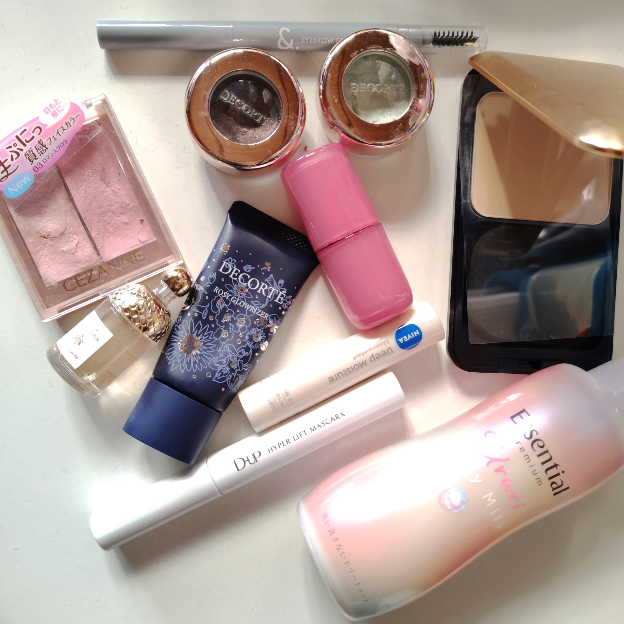 本日のコスメ

✼••┈┈••✼••┈┈••✼••┈┈••✼
♡　＃DECORTÉ
＃アイグロウ ジェム
GR781  下地として最初にぬると発色がいい
GY080
BAさんに相談して決めた色　

＃D-UP
＃ハイパーリフトマスカラ　ブラ