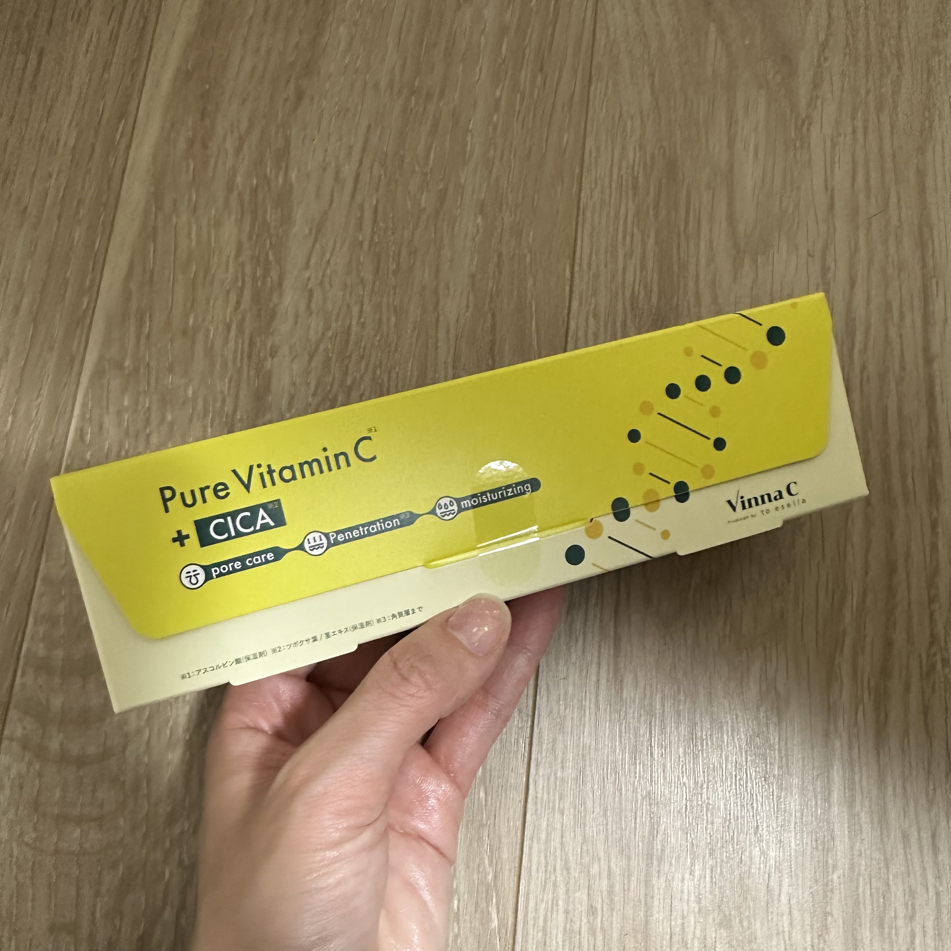 VinnaC（ビンナシー）を試してみました。
VinnaC（ビンナシー）は、水不使用・美容液100%の美容液！
開けたてのフレッシュ感にこだわった、使い切り個包装のビタミンC美容液だそうです。
﻿シトラスフローラルの香りが私好みで好き。
テ