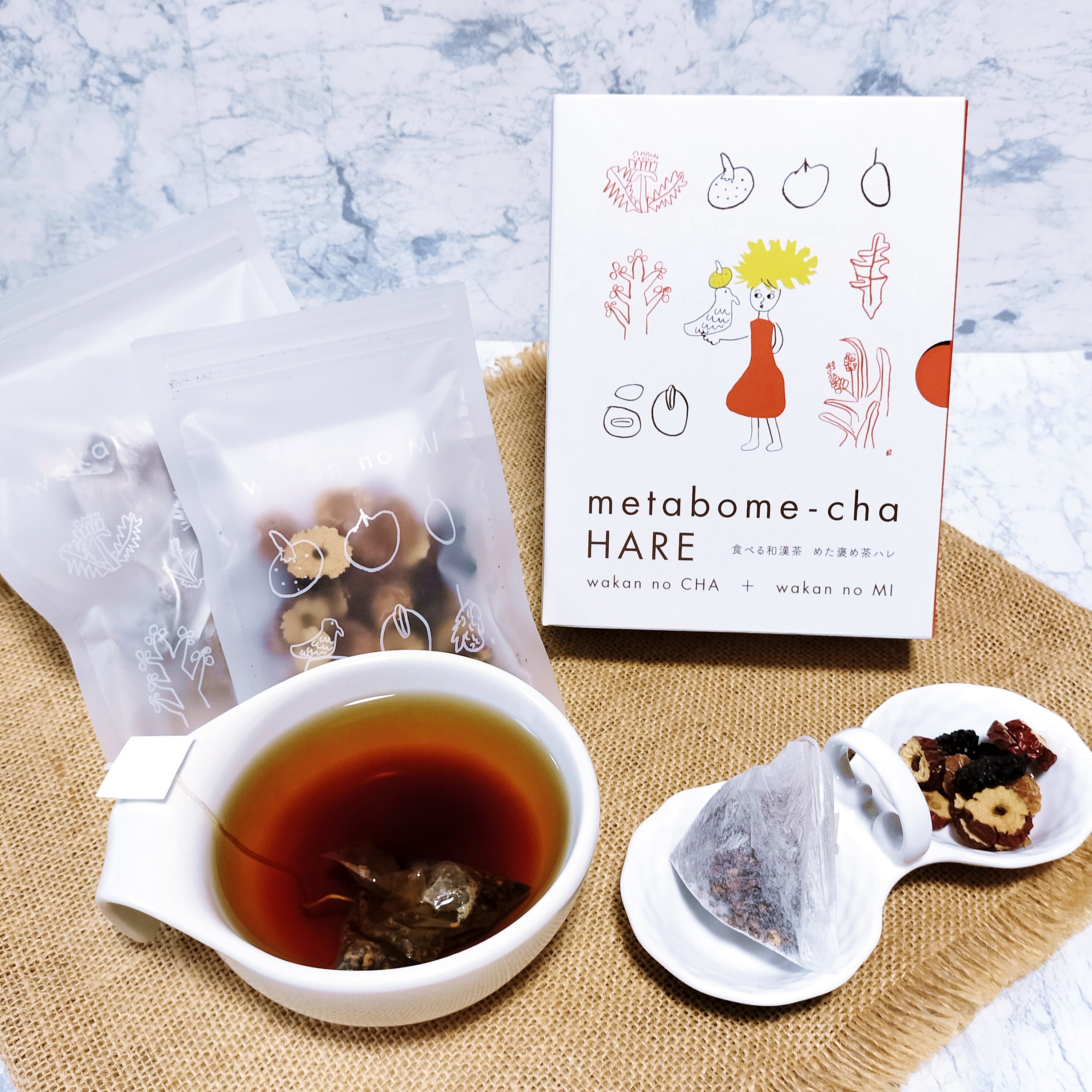 頑張りすぎちゃう女性のために開発された
食べる和漢茶
めた褒め茶ハレ
（なつめ・龍眼肉・桑の実）

和漢の茶×和漢の実
ティーバッグの中には、
厳選された4つの和漢茶（乳酸菌発酵茶、たんぽぽ茶、あずき茶、はとむぎ茶）
お茶と一緒に楽しむ、3