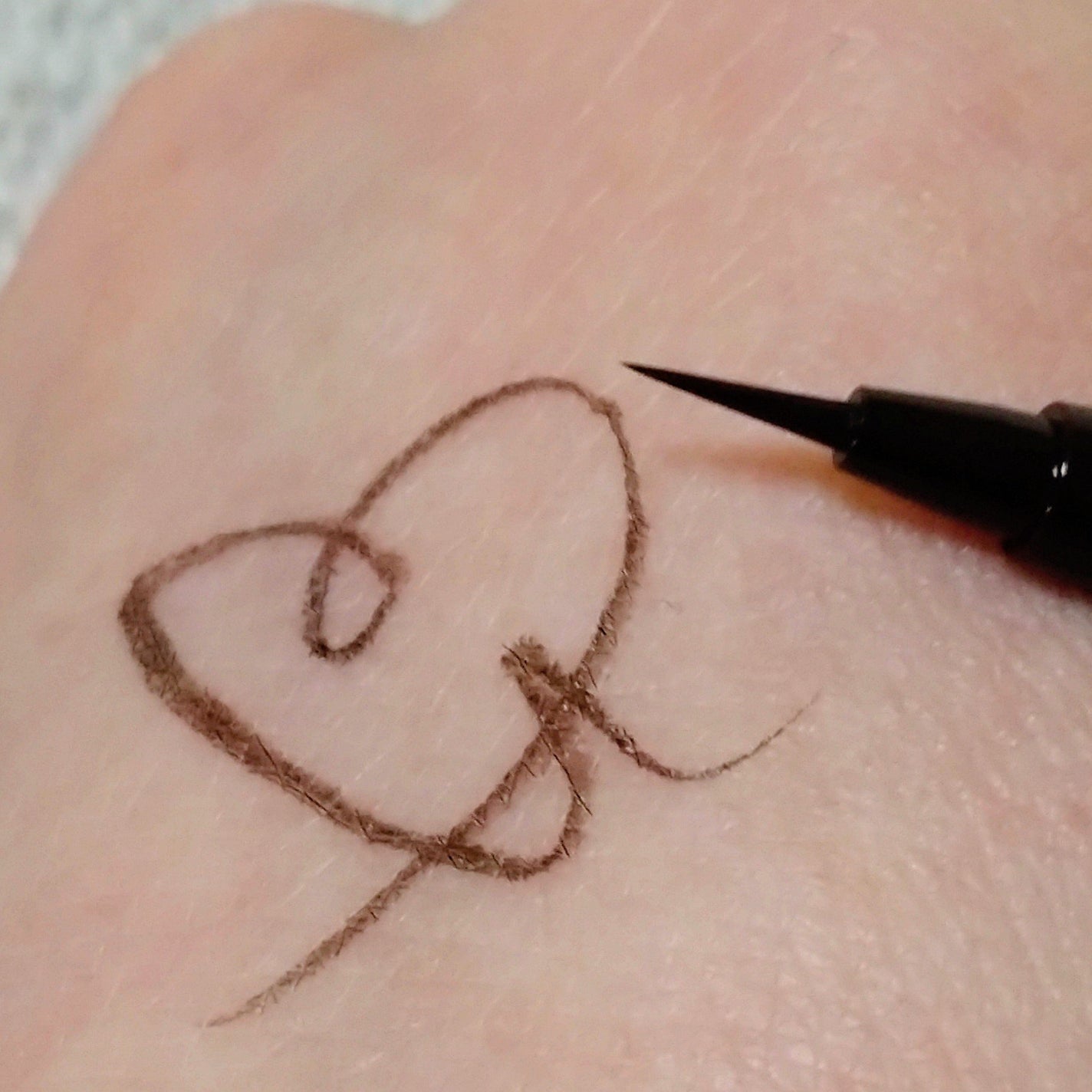 リキッドアイライナーR5 極細筆/ラブ・ライナー/リキッドアイライナーを使ったクチコミ(4枚目)