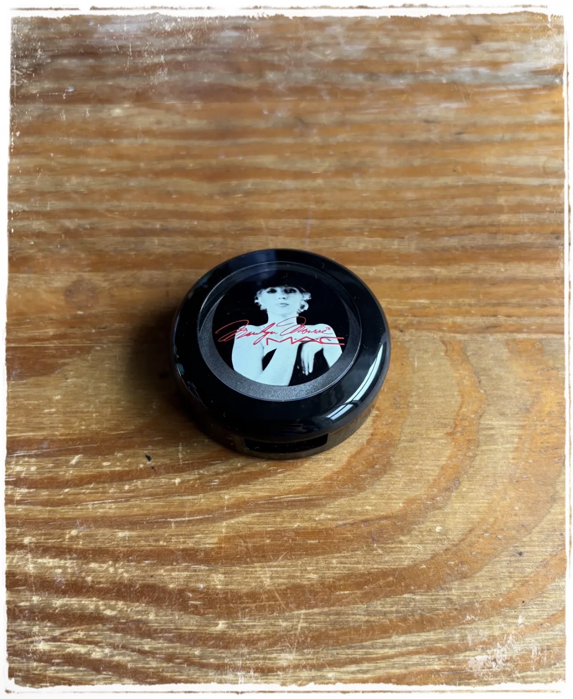 マック ラージ アイシャドウ シルバー スクリーン

セクシーで光沢のあるシェードが特徴の、厳選されたこだわりのマリリンモンロー・コレクション。

廃盤されていますが、記録用に🙇🏻‍♀️


マリリンモンローのモノクロの写真がデザインさ