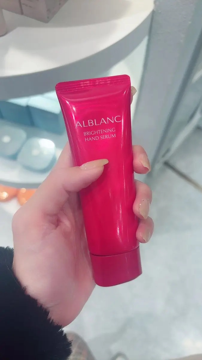 最近ハンドケアにハマりすぎていろんなハンドクリームを買い漁ってしまってるんだけど、アルブランのハンドクリームめちゃくちゃ良かった♥️田中みな実様が愛用してるって言ってたから買ってみたんだけど、保湿力はもちろん申し分無いんだけど肌がトーンアッ