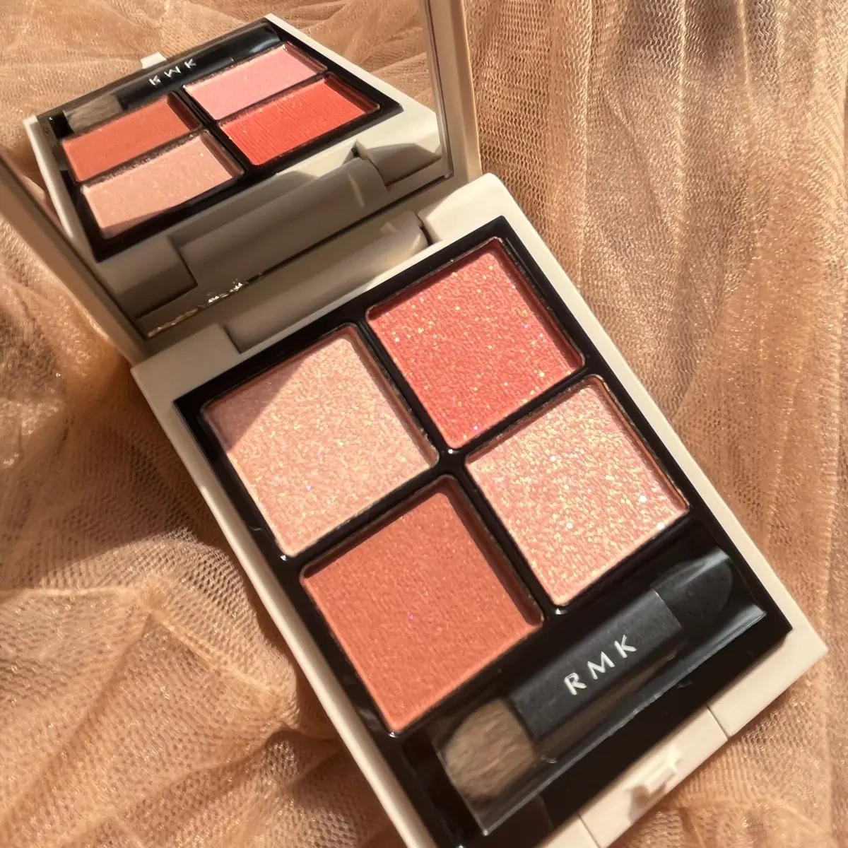 RMK 
シンクロマティックアイシャドウパレット
05ディライトフル

イエベ春大歓喜🌸春の温もりを感じさせるピンクアイシャドウ。パッと見ピンクピンクしてて使いにくいか？と思いきやすんごい肌に馴染む。

大人のピンクメイクしたい時におすす