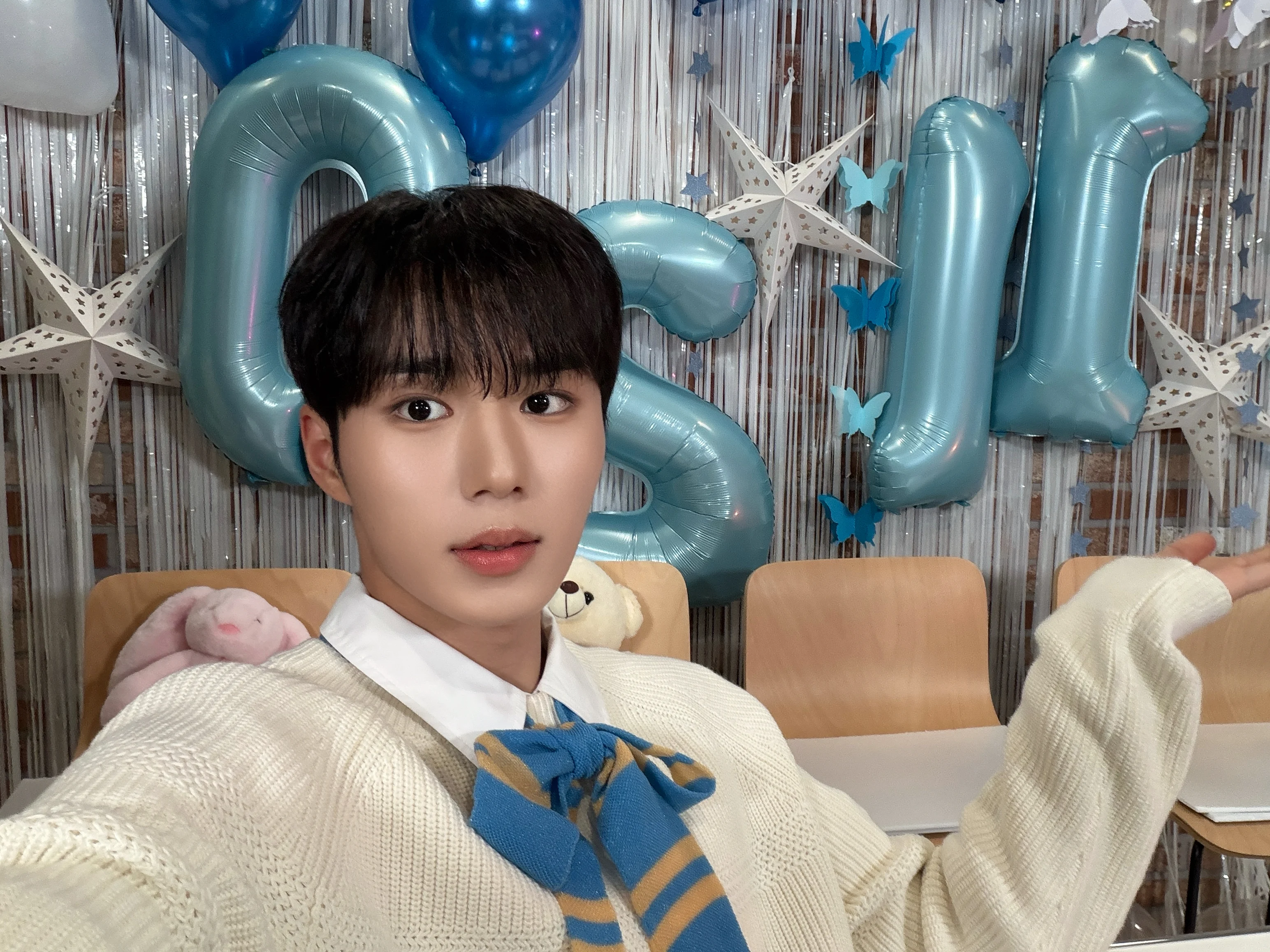 ALLYZ 여러분 안녕하세요 알파드라이브원 준서입니다! 
제 생일을 축하해주셔서 진심으로 감사합니다.  

인사가 많이 늦었네요.. 라이브 이후에도 마마를 위해 열심히 연습하고 모든 일정을 다 마치고 숙소에 돌
아와