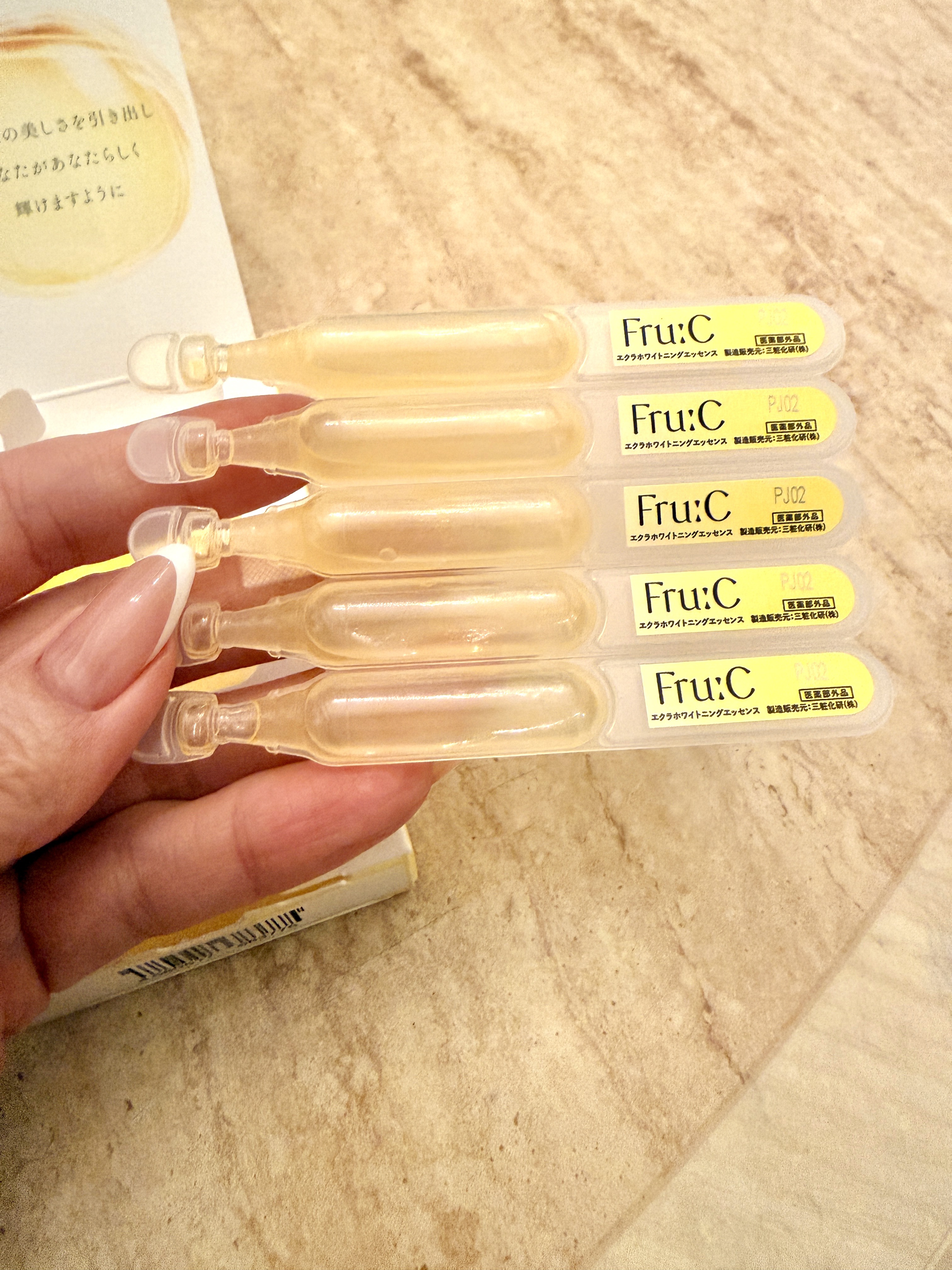 Fru:C Fru:C ビタミンドロップのクチコミ「Fru:C ビタミンドロップ5包
これは無菌密封ビタミンC美容液。
できたてビタミンCを新鮮な.....」（3枚目）