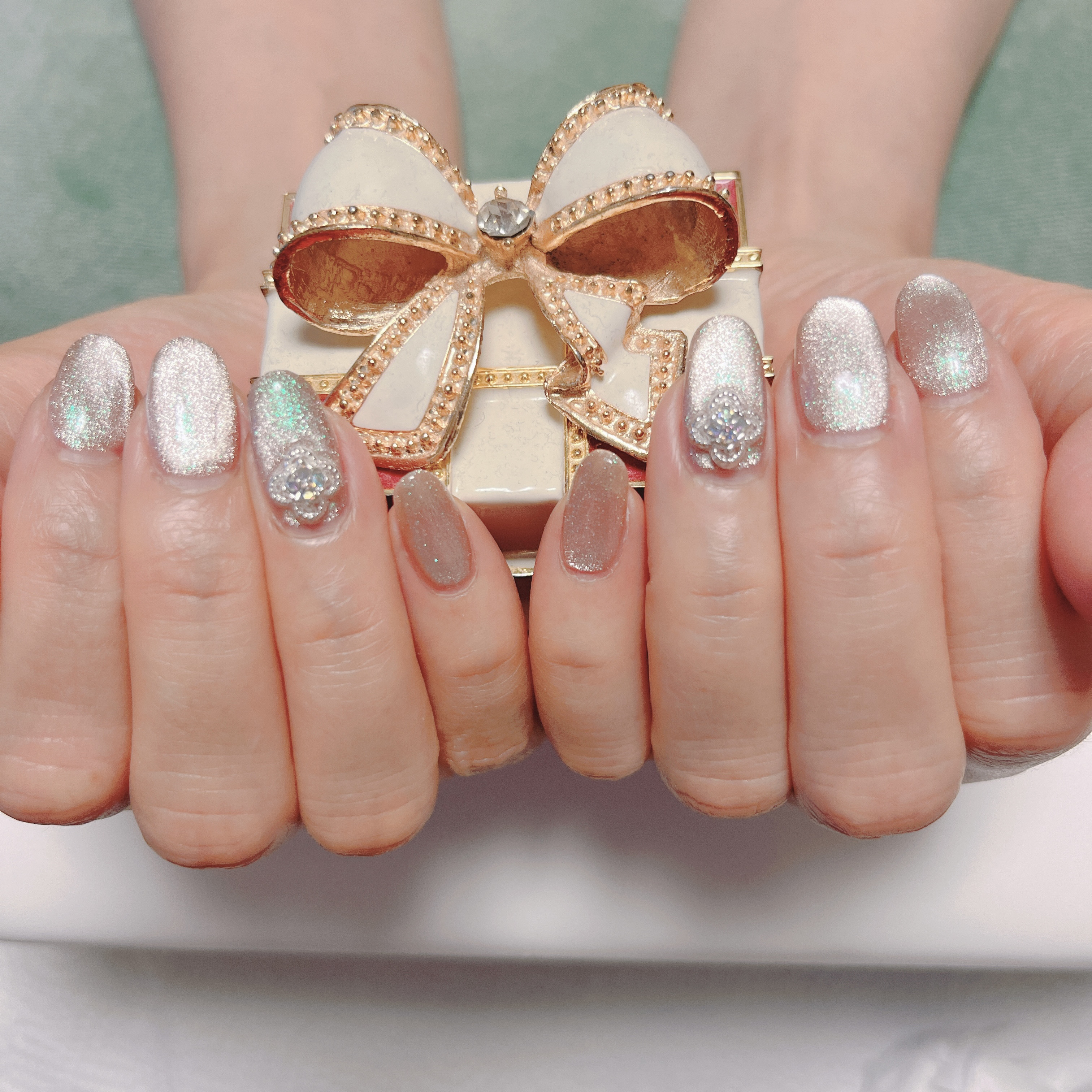 母にネイル💅★*

ショートネイルを好む母の爪を伸ばして勝手にパーツ付けてみました🥰

可愛いと気に入ってくれてますが、爪が長いとコンタクトをどう入れて外したらいいか難しいみたいで今回限りになりそうです🥲

母も私と同様爪が弱く特に中