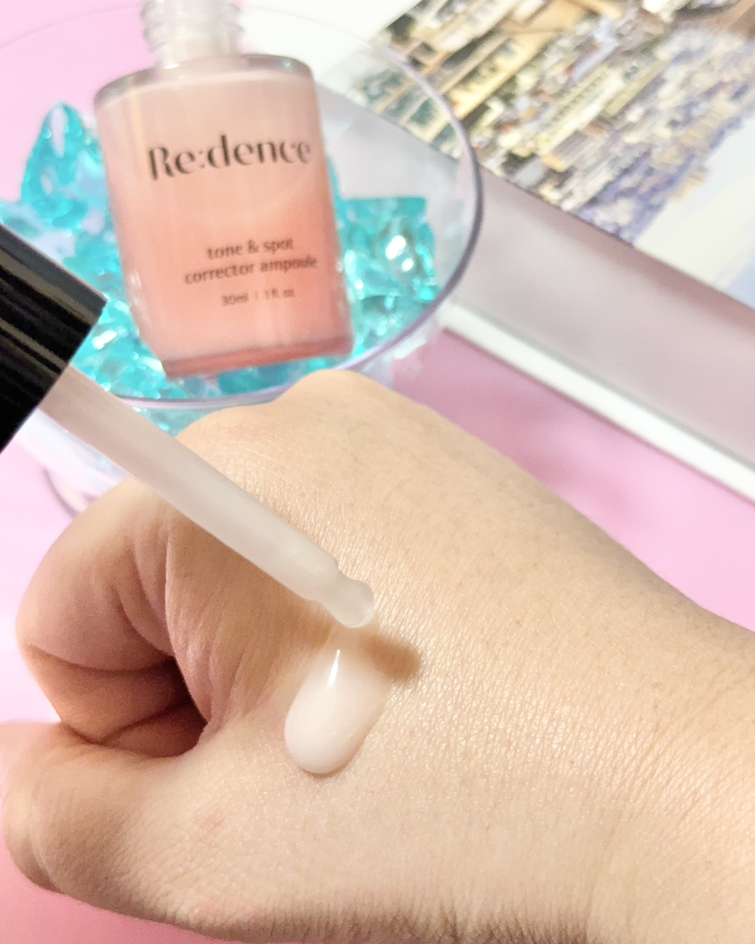 初めて使ったリデンス✨️

リデンスのトーン&スポットコレクターアンプル(30ml)は、Qoo10でもオリヤンでも1位を獲得した韓国皮膚科でも使用されたり薬局で売り切れちゃうくらい人気のアイテム！

とろっとしたテクスチャーなのにスっと馴染