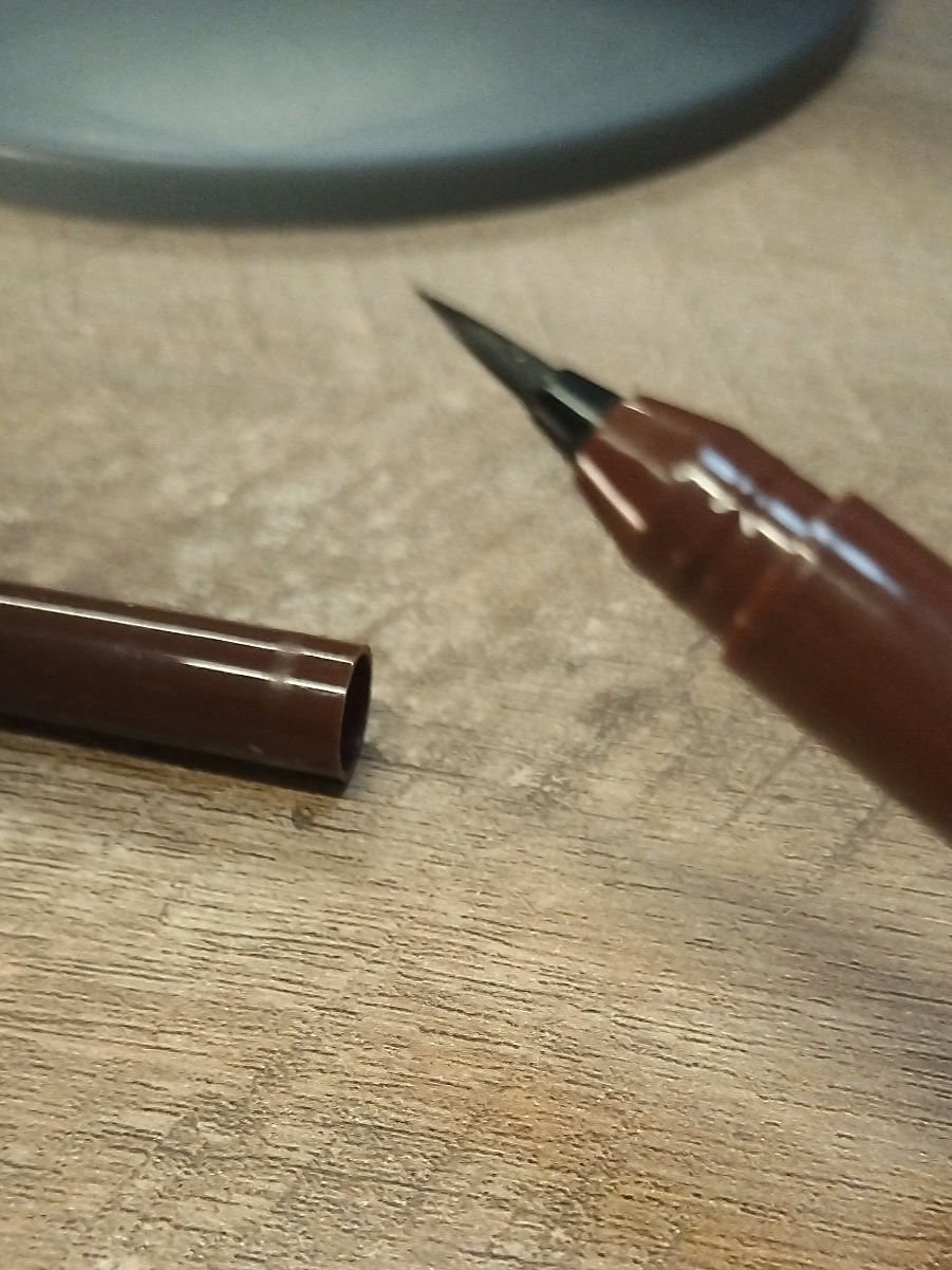 くれ竹  お化粧ふでぺん 目元用 毛筆極細のクチコミ「茶色のアイライナーです🤎ティッシュで擦ってみても全然落ちず筆ペン形状なのでとっても書きやすいで.....」（1枚目）