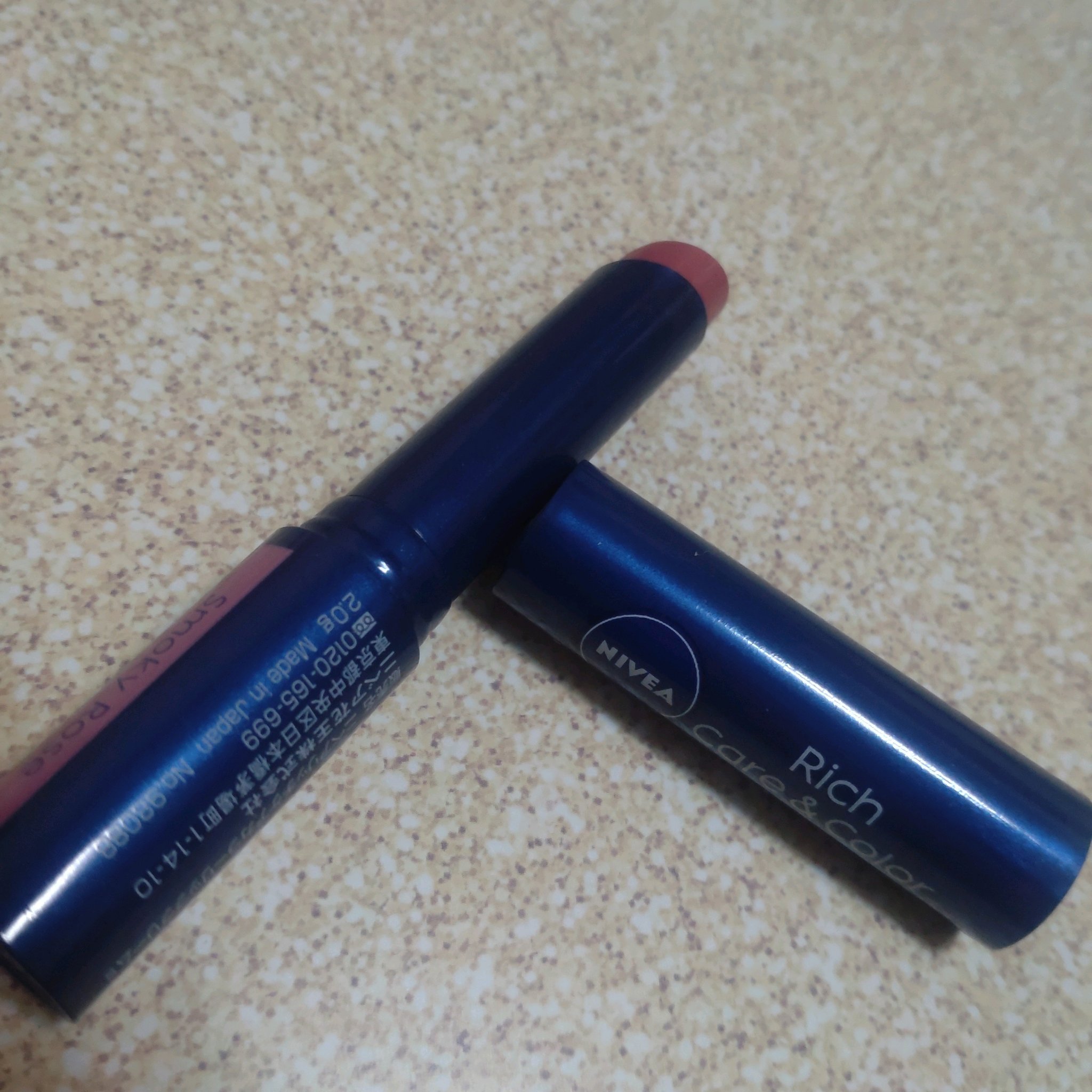 リップ選び大変

突然の謀反
手持ちのティントがピリピリ&苦くて喉までイガイガで処分…
多色買いしてたのとかあるのにどうしたら…
色々検索した結果、着色剤が苦みしたりすることがあるみたい🥲

そんなわけで色付きリップクリーム
潤うし、色も