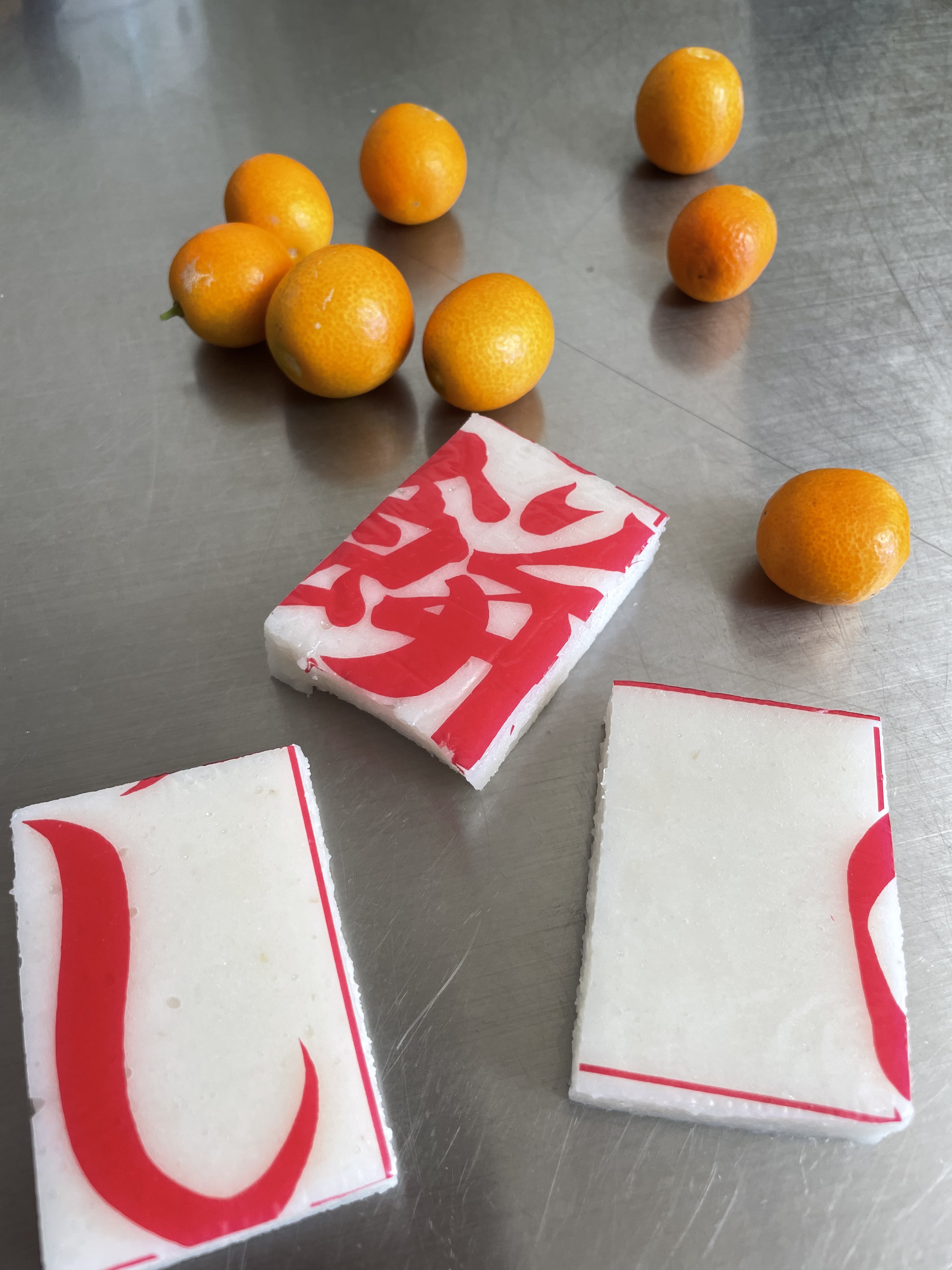 美肌への道

今年は丸一年四毒を完璧に抜いた年でした。

換気扇がほとんど汚れず掃除が楽でした。
肉や魚は焼いてグリルは使ったのですけどね。

餅！っと買いてあるのはお餅笑
お餅はご近所さまから。
キンカンもいただきました。

表面を千切り