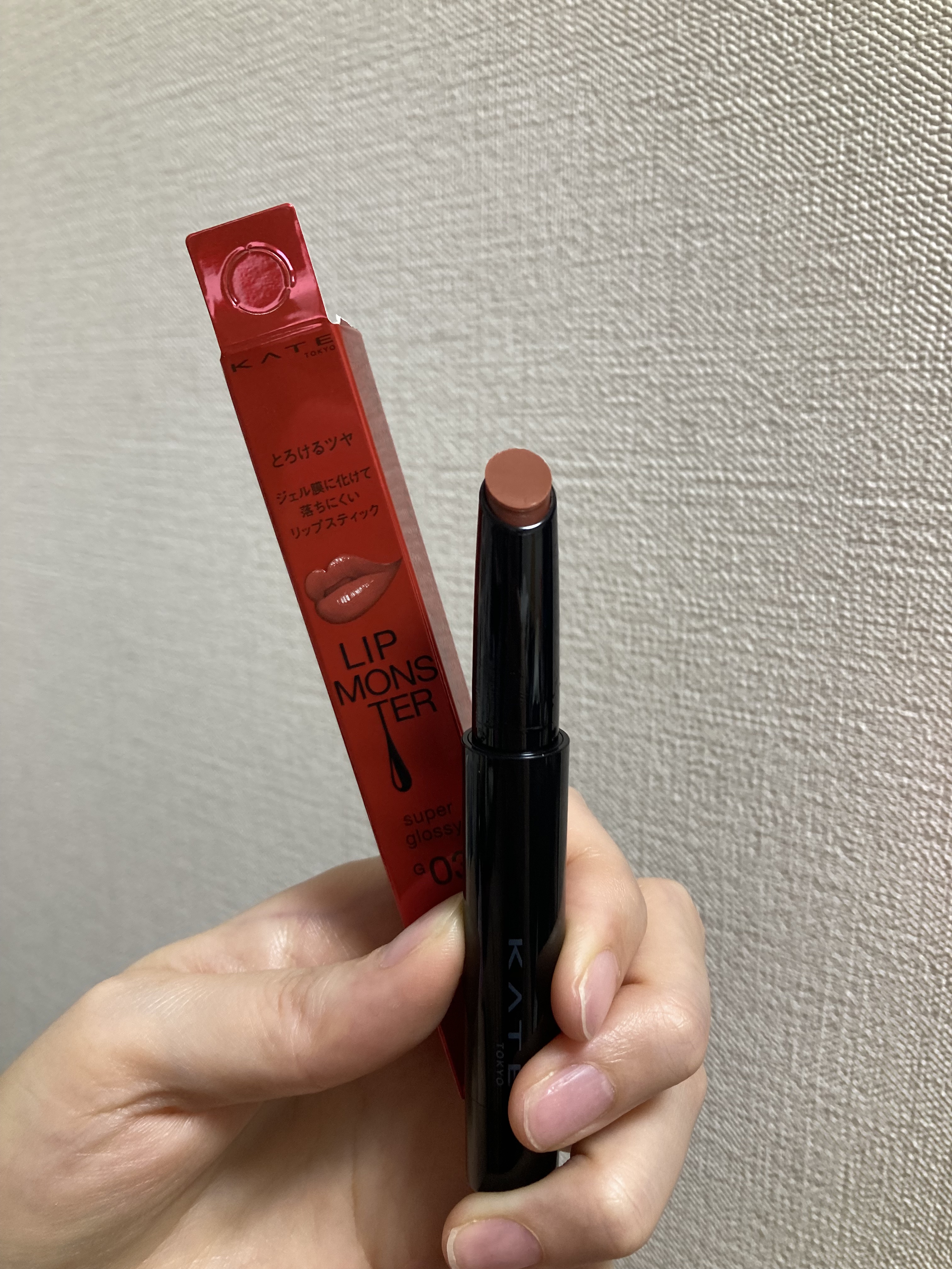 リプモンツヤバースの99.9°C！🔥



ケイト リップモンスター ツヤバース

G03   99.9°C   ¥1,650



ツヤバースは潤い感必須な自分には

テクスチャーが好み！


ほんとにうるうるになります！



色味は