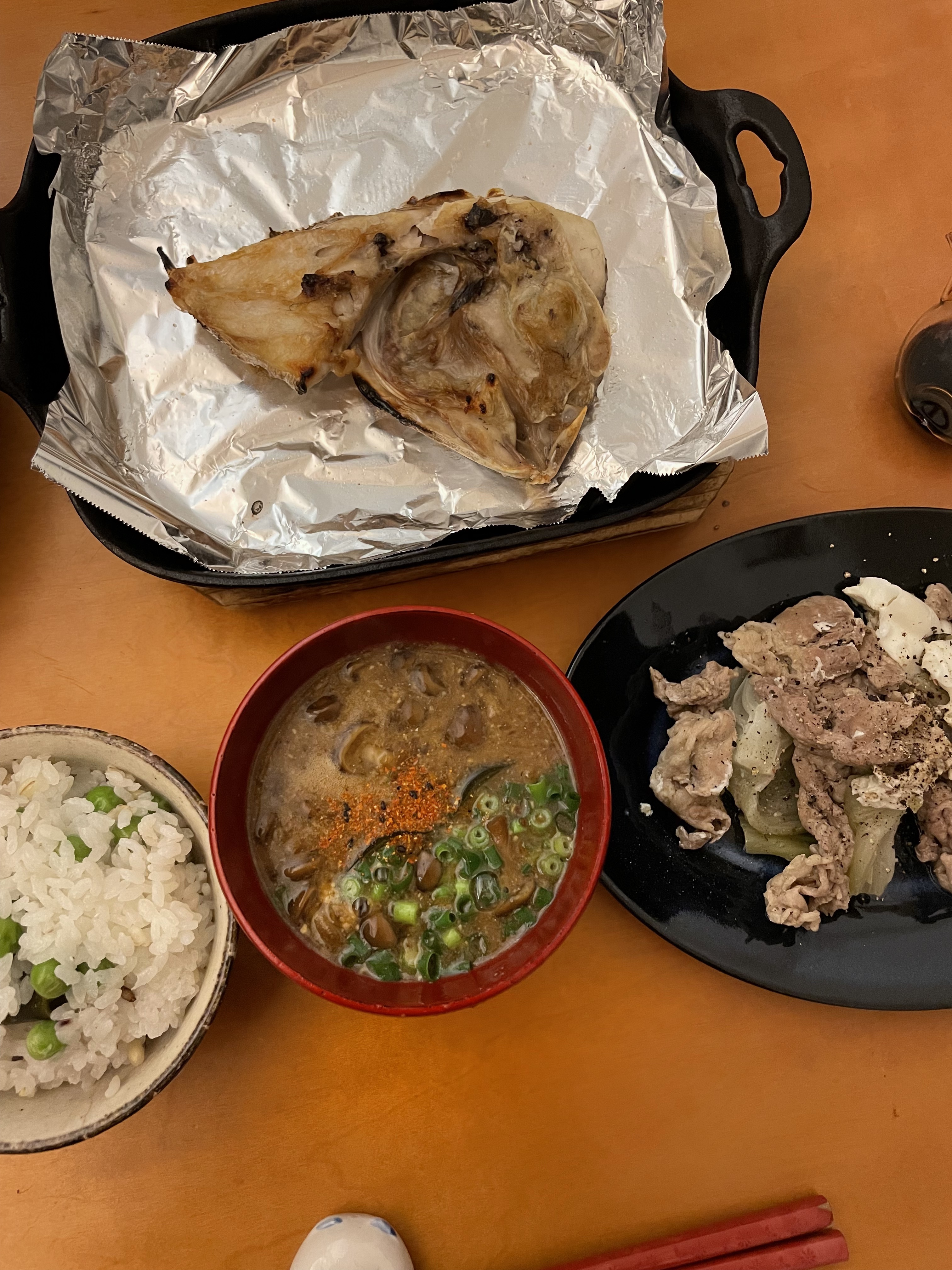 美肌への道

やらなければいけないこともありつつ
ほんのり休み気分も漂いつつ。
結果のんびり過ごしています。

今日の夕飯

グリーンピースご飯
なめこのお味噌汁
焼き魚　　鯛
青梗菜と豚肉の炒め物　
　　ついでに目玉焼き　右端

タンパク