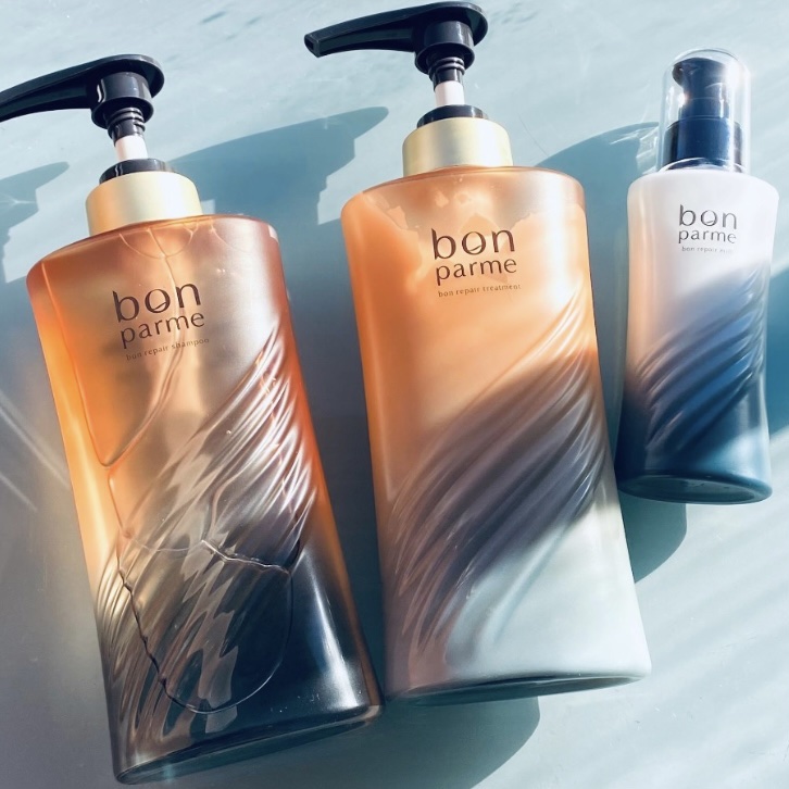 bonparme ボンパルム ボンリペア 
シャンプー&トリートメント&ミルク

エレガントな容器も素敵。

ボンパルム専用の温泉水×美容テクノロジー
キューティクルを引き締めてうるおいの流出を防ぐんだそうです。

○シャンプー
トロミがし