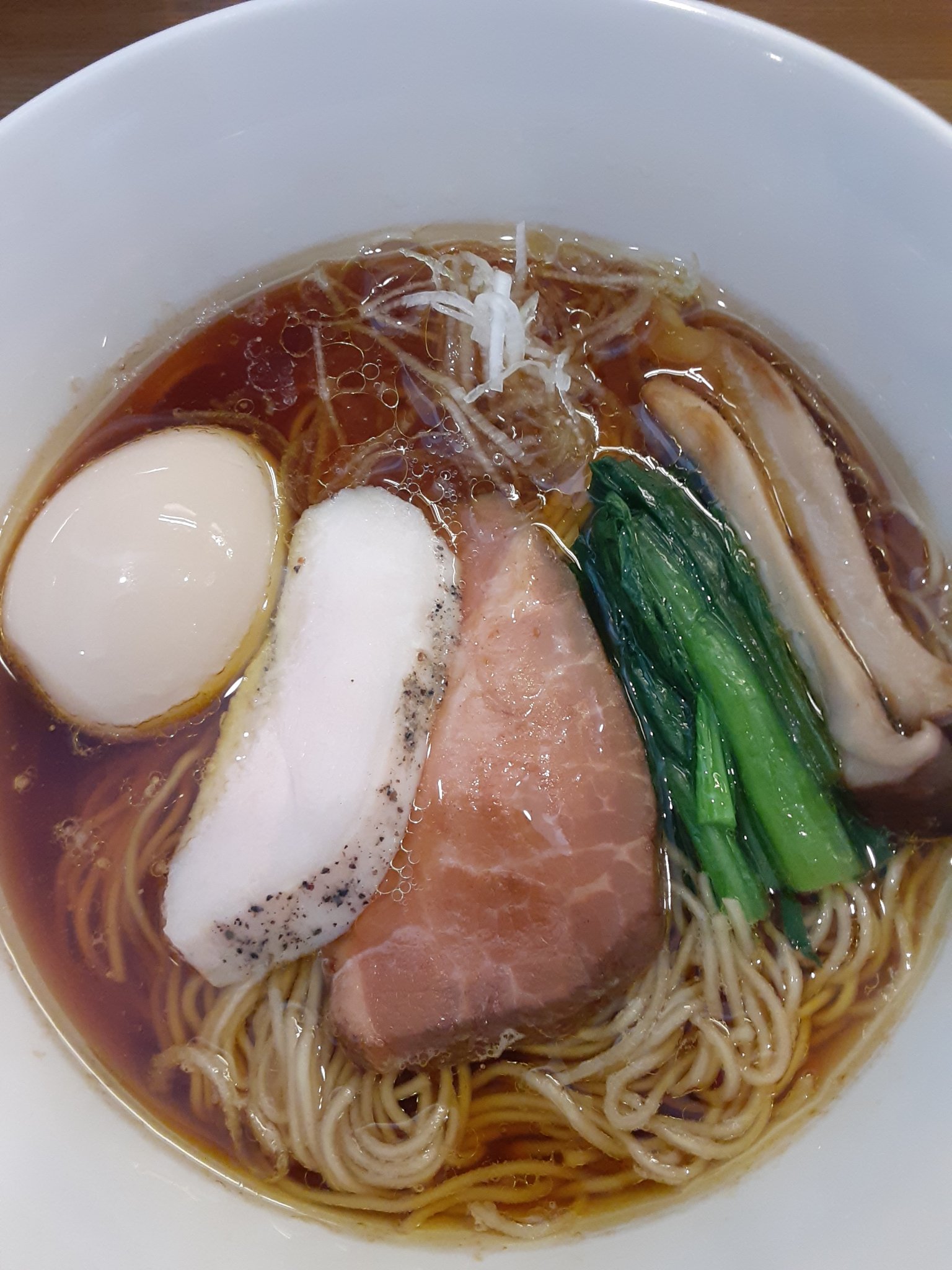 
🌺龍寿🌺
🎀醤油ラーメン
￥1320

細麺で、あっさり醤油でした💙

スープの色が濃いですが、

そこまでしつこくもなく、

さっぱり食べれました💙💜

