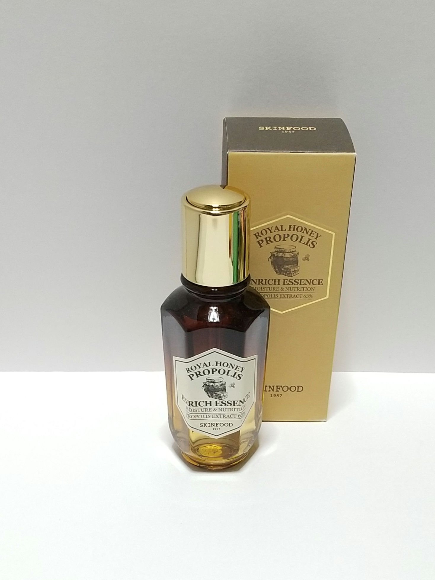 ⭐️⭐️⭐️☆☆
プロポリスの美容液🐝

SKINFOOD
ロイヤルハニー プロポリス エンリッチ エッセンス

蓋をくるっと回すと吸い上げてくれるタイプの容器

液は無色透明
とろみあり
匂い特になし

伸ばすとしっとり
キメが整います
