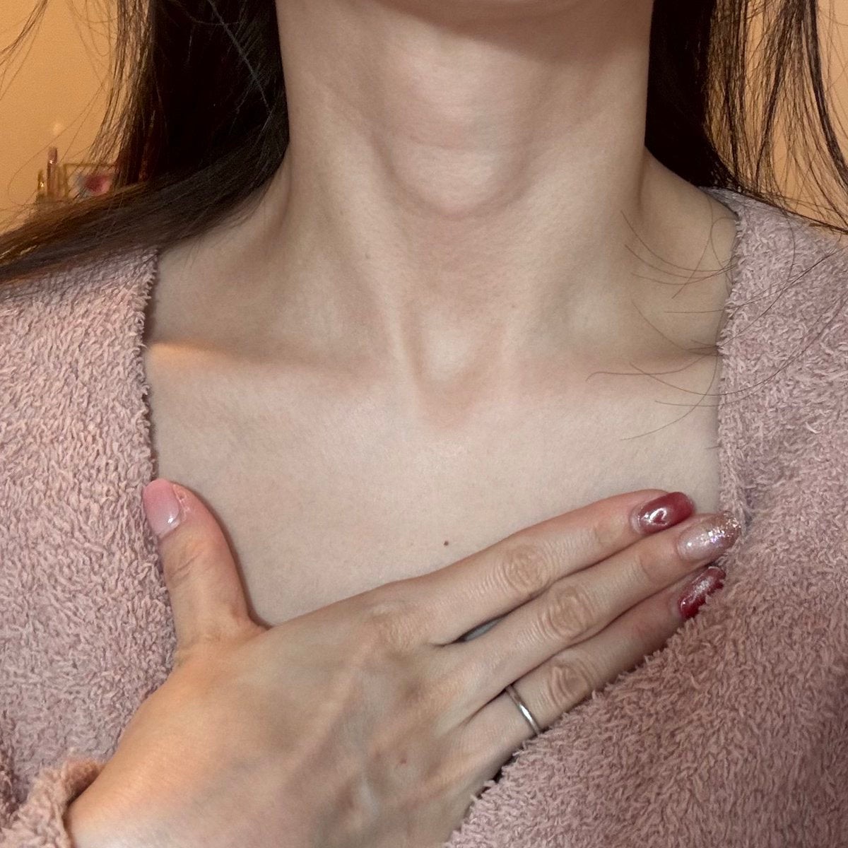 首専用クリーム❔
検証中😘


いま1週間くらい塗ってるけど粘り気がすごいの！


糸引いてるタイプのクリームなのにベタつかなくて腕にも使ってる！朝も使っても良さそう🧐gift

#韓国コスメ #韓国スキンケア #わたしに贈る癒し美容 