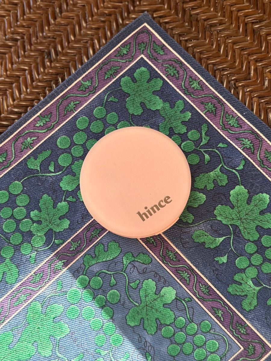 hince ヒンス セカンドスキン エアリーパウダー BEIGE

毛穴をふわっとぼかすブラー効果が高く、乾燥しにくいしっとり質感。粉っぽさやキシキシ感が出ず、肌の上で柔らかく溶け込むように自然に仕上がる。中蓋付きでパフに余分な粉がつかず、