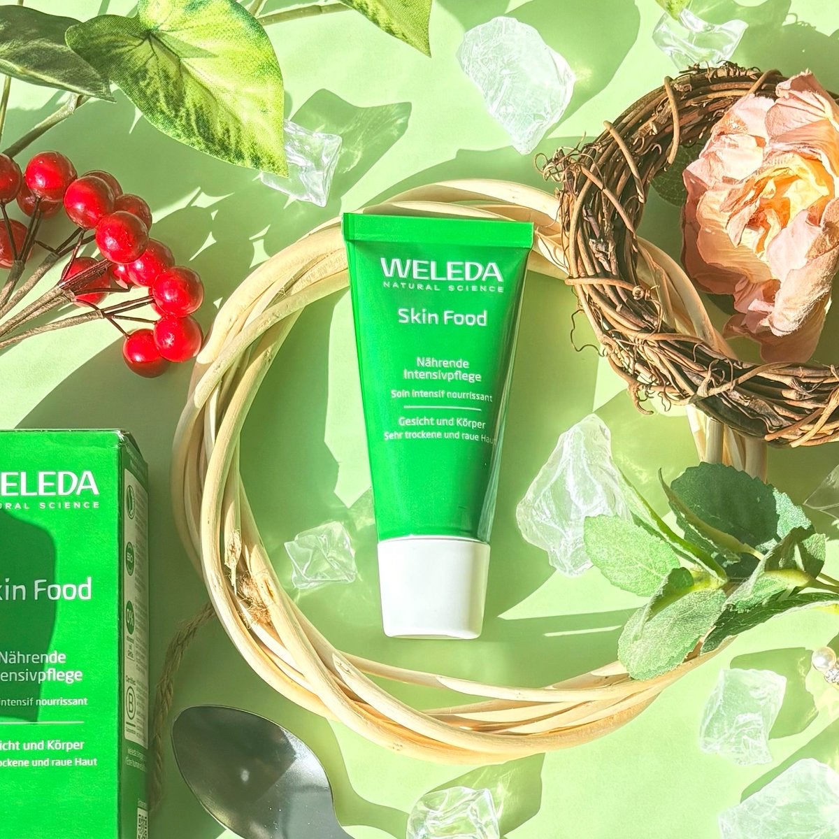 ヴェレダさまからいただきました🌱

肌にたっぷりの潤いを、沼るご褒美スキンケア🫧

冬は特に乾燥が気になる季節なのでこっくりしたテクスチャのWELEDA スキンフードで集中保湿ケアしませんか。乾燥が気になる手などはもちろん、肘やかかとの