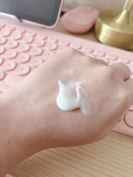 ニベア スキンミルク クリーミィ ほのかなフローラルの香り/ニベア/ボディミルクを使ったクチコミ(2枚目)