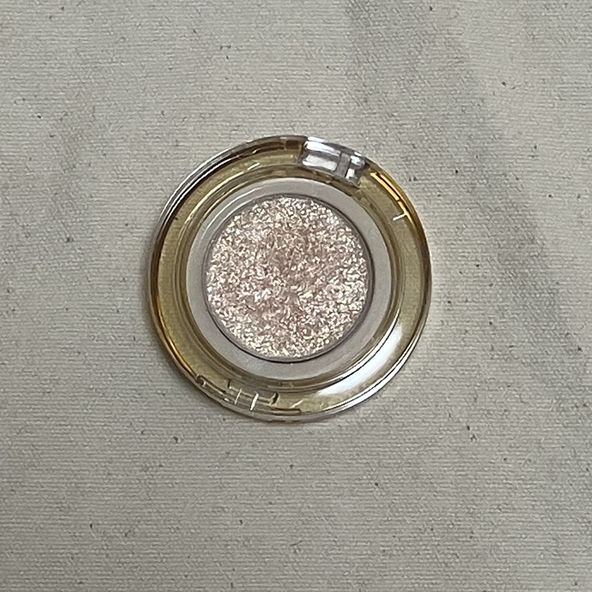 ネイチャーリパブリック
カラーブロッサムアイシャドウ
ゴールドベール
¥693

白みゴールドのラメアイシャドウです。

上まぶたにも涙袋にも使いやすくひと塗りで華やかになります。
ゴールド系ですが黄味は強くなく自然に馴染むのでブルベイエベ