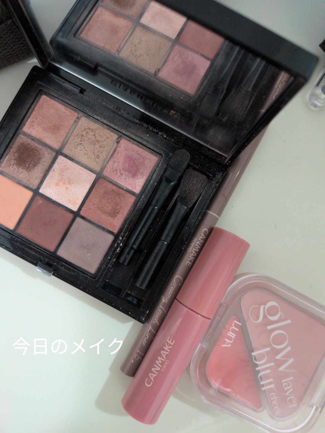 
今日のメイク

💓GIVENCHY
ル・ヌフ・ジバンシイNo.09

今日は早朝4時前メイクだからめが…
瞼が一段とたれてるから腫れぼったくみえてしまうようなメイクに…💦

💓LUNA
グローレイヤーブラーチーク
スリーピーピンク0