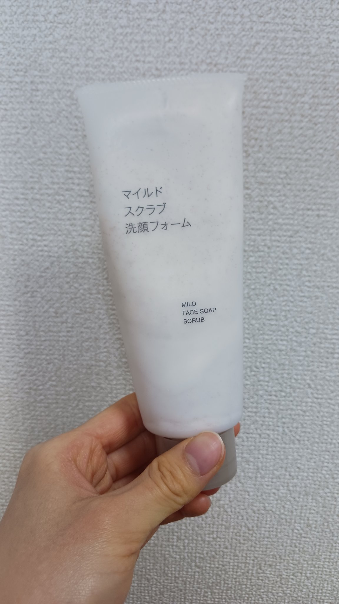 1番手頃なスクラブ洗顔!!?
無印良品   マイルドスクラブ洗顔フォーム 150g

スクラブの大きさは小さめ
その分刺激も少ないです。

私は直接肌に塗布するのではなく、泡立てネットで泡を作り、洗顔をしていました。
泡立ちはかなり良く、ス