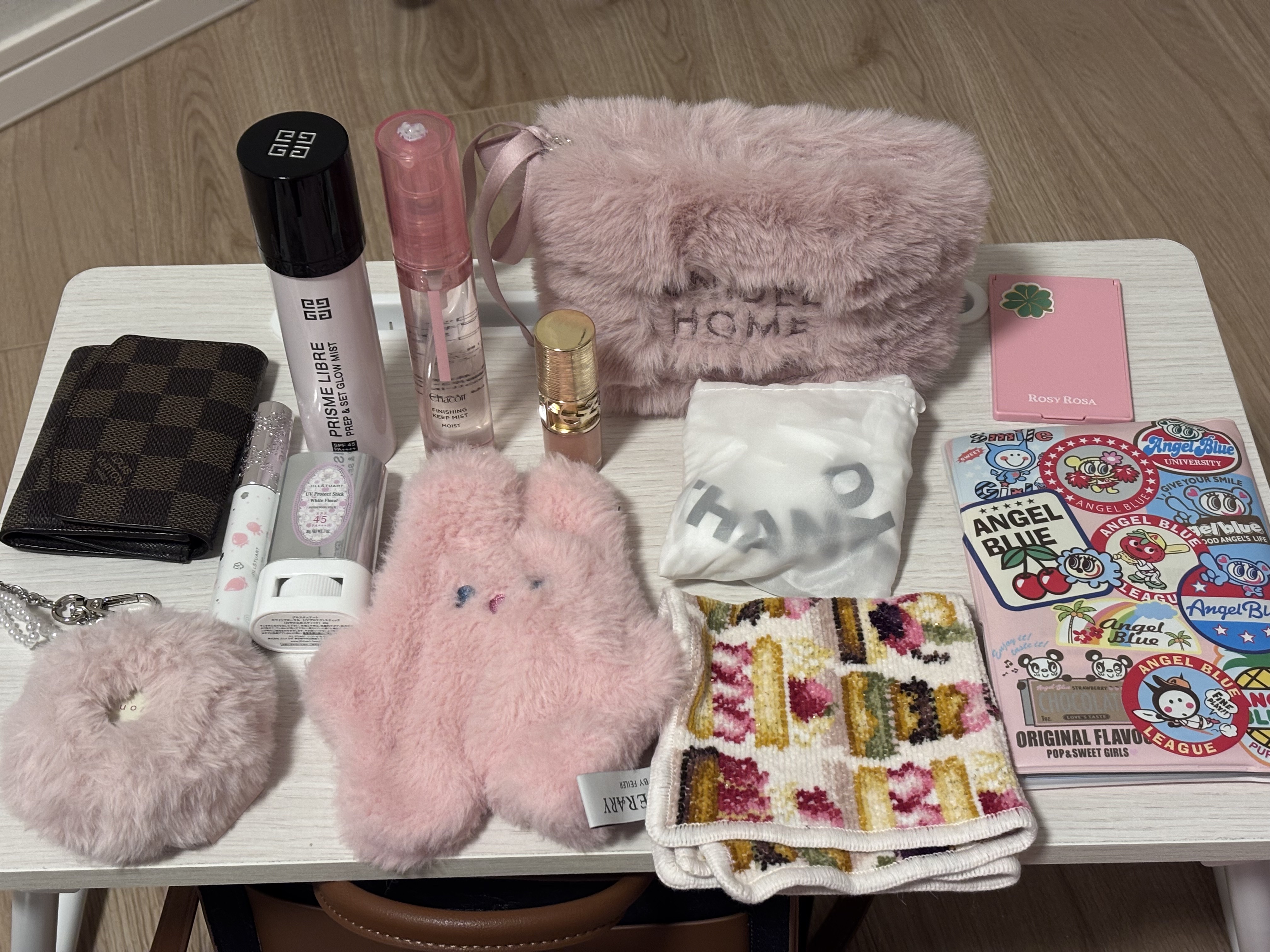 what's in my bag❣️

突然ですがカバンの中紹介

キープミストは日焼け止め直しができるものと乾燥が防げるもののどちらかを！


グロスは絶対持って行くけど俄然yslの小さいのが便利🩷ポーチにはその日使ったパウダーとリップ