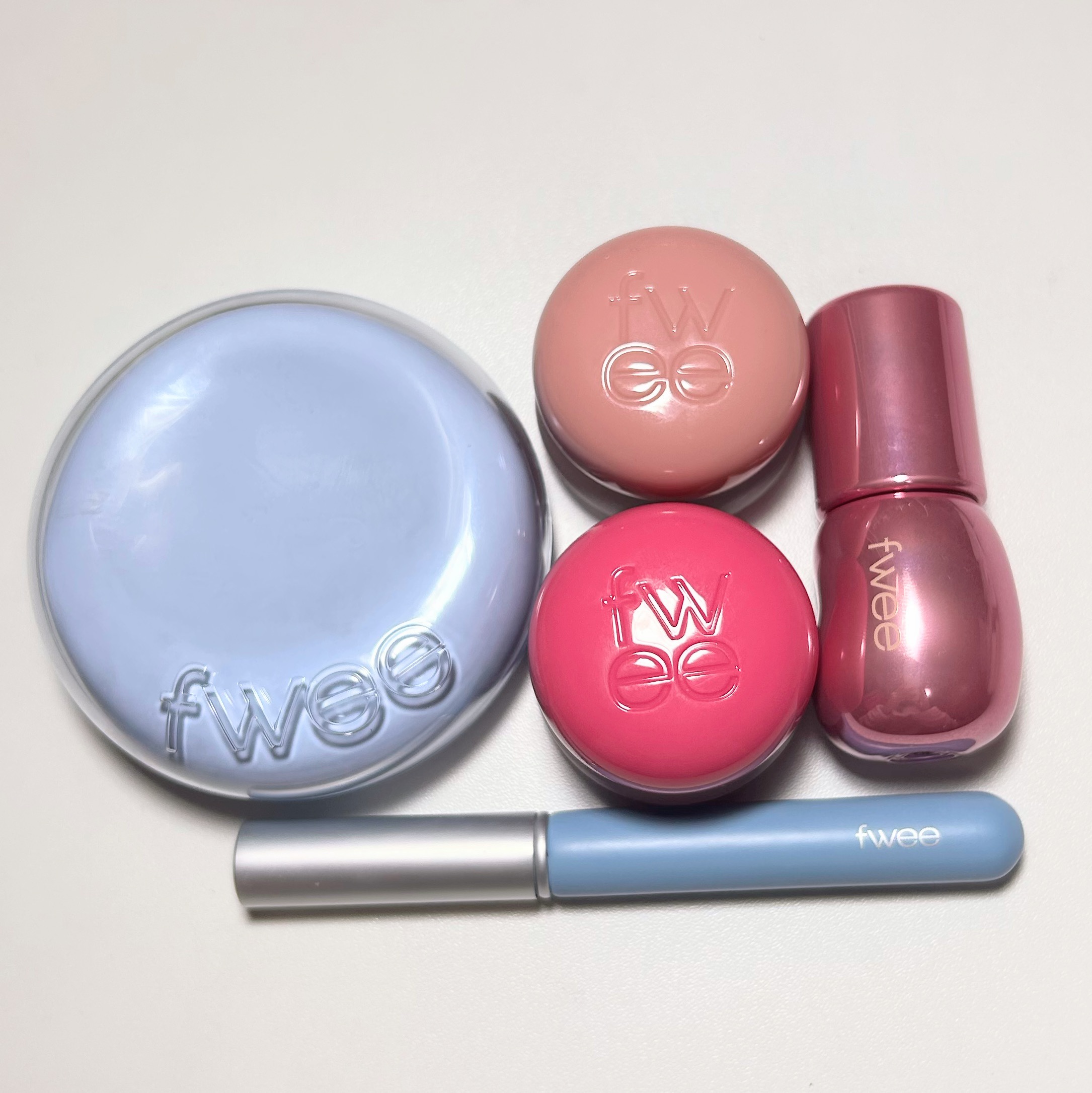 フィー フィンガーライク シリコン リップブラシ W47×D15×H177mm/fwee/メイクブラシを使ったクチコミ（2枚目）